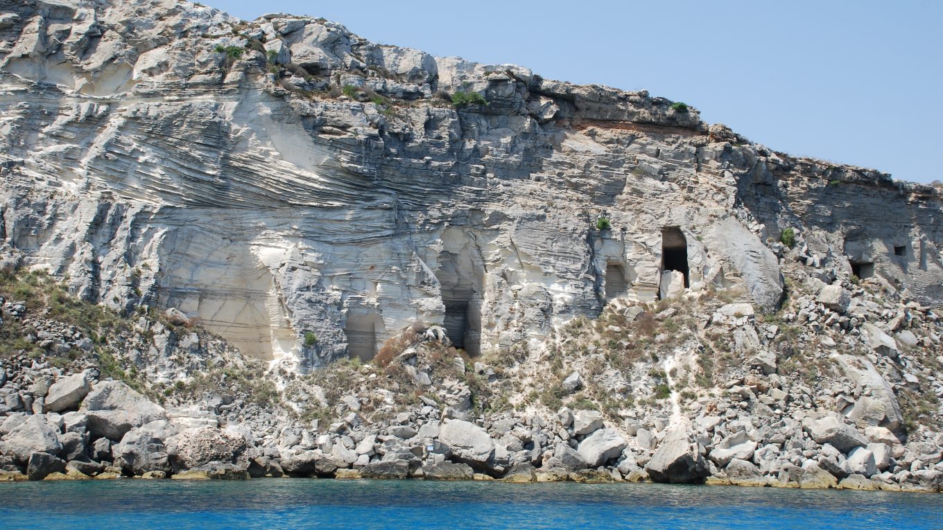 Cala Rossa a Favignana con mare turchese e costa rocciosa