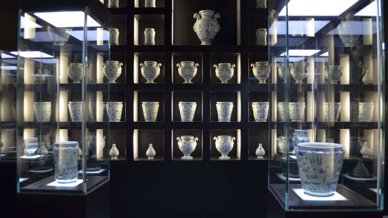 Interno del Museo della Ceramica di Savona con maioliche storiche