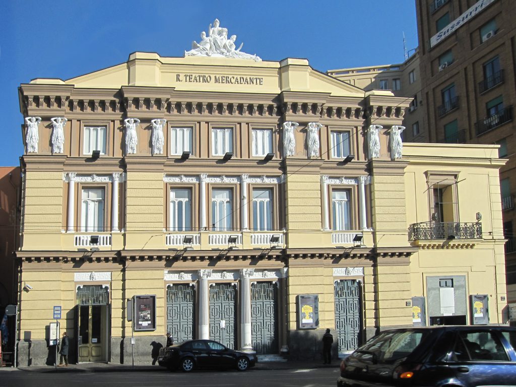 Facciata del Teatro Mercadante a Napoli