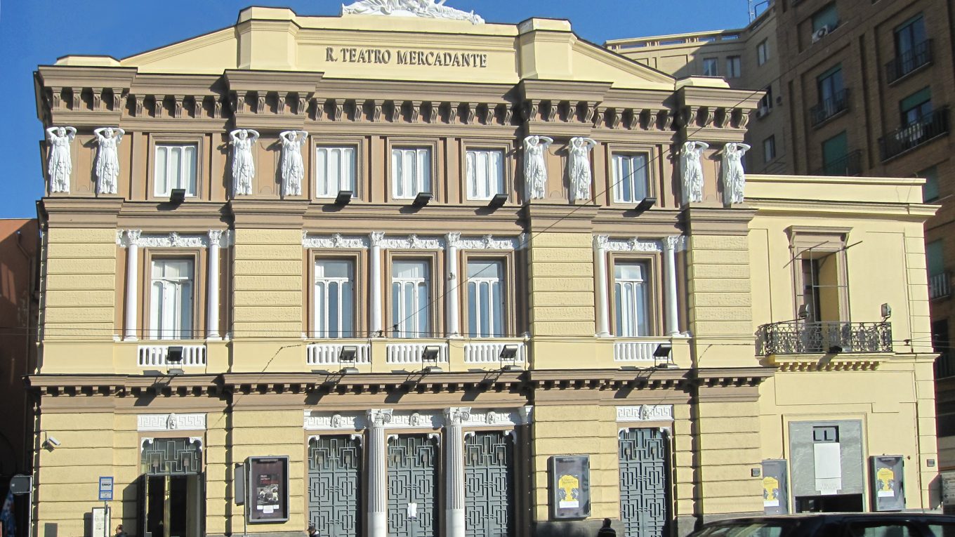 Facciata del Teatro Mercadante a Napoli