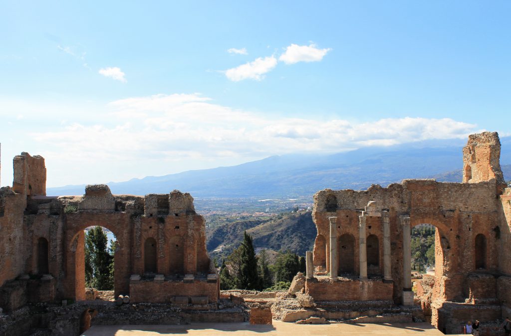 Teatro Antico di Taormina con panorama sullo sfondo