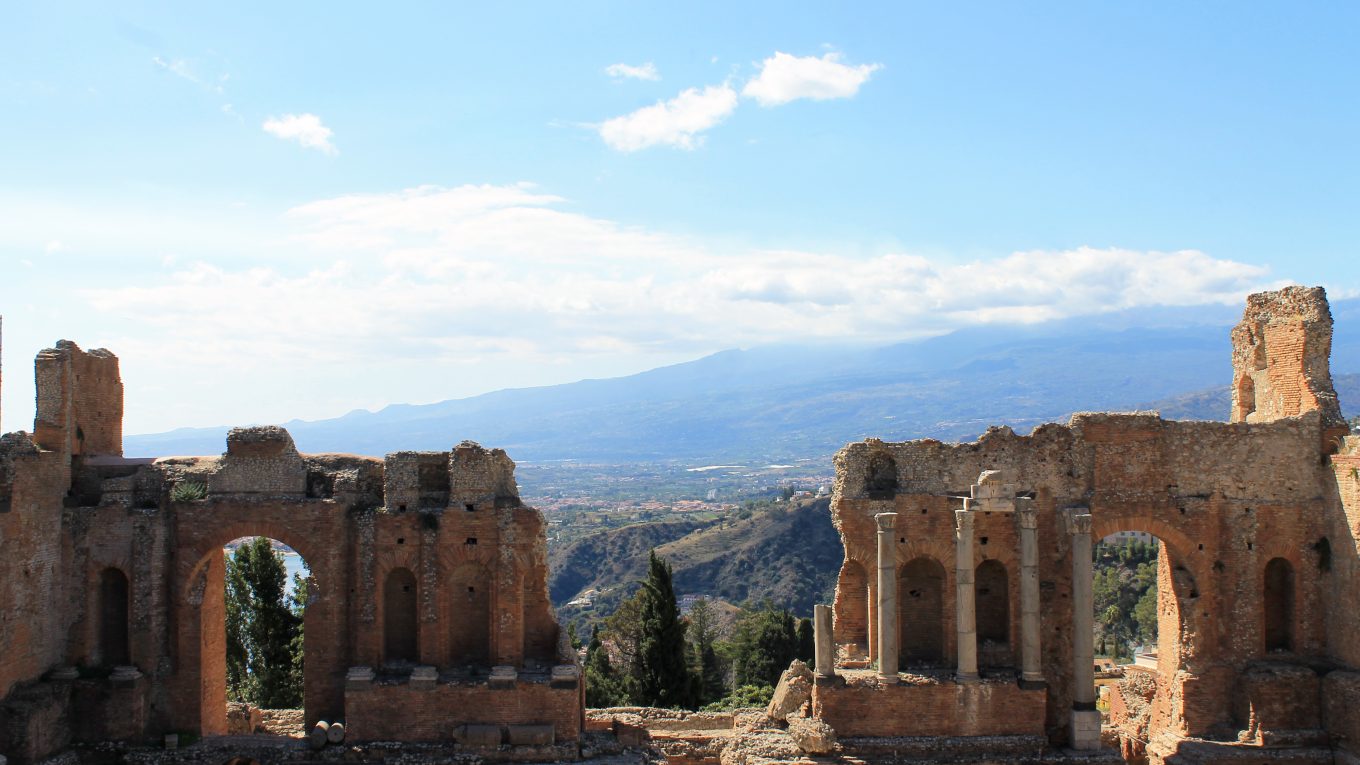 Teatro Antico di Taormina con panorama sullo sfondo