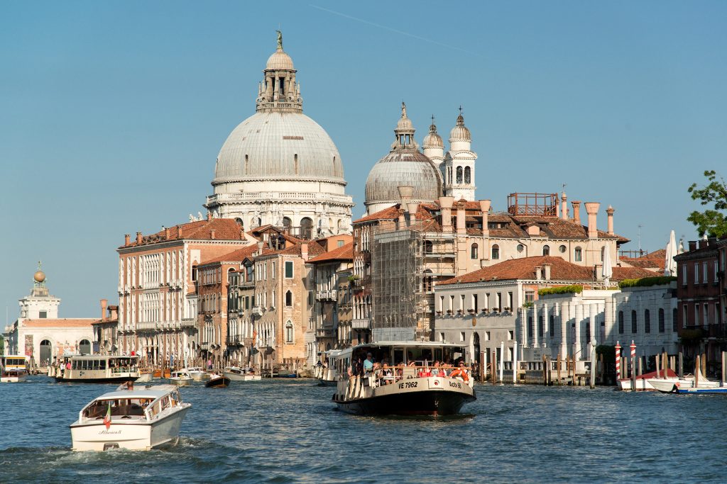 Vaporetto sul Canal Grande a Venezia