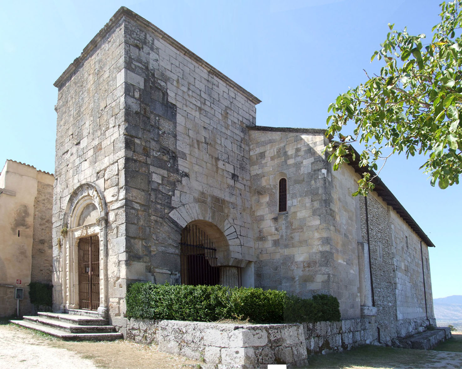 Chiesa di San Pietro ad Alba Fucens