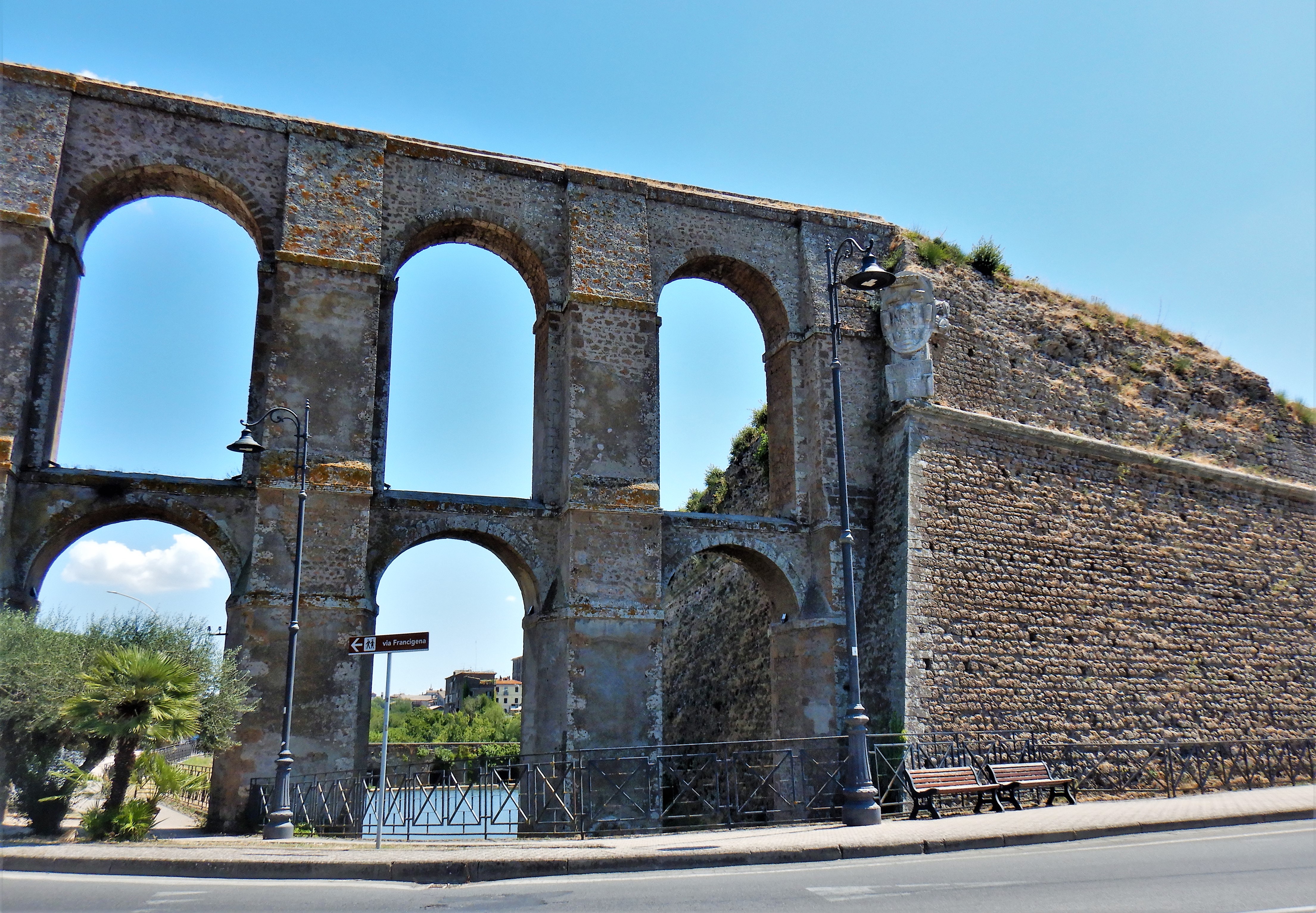 Acquedotto e mura storiche a Nepi