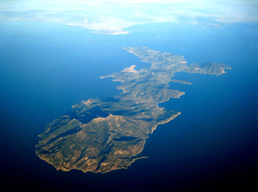 Isola d’Elba vista dall’alto con costa e mare