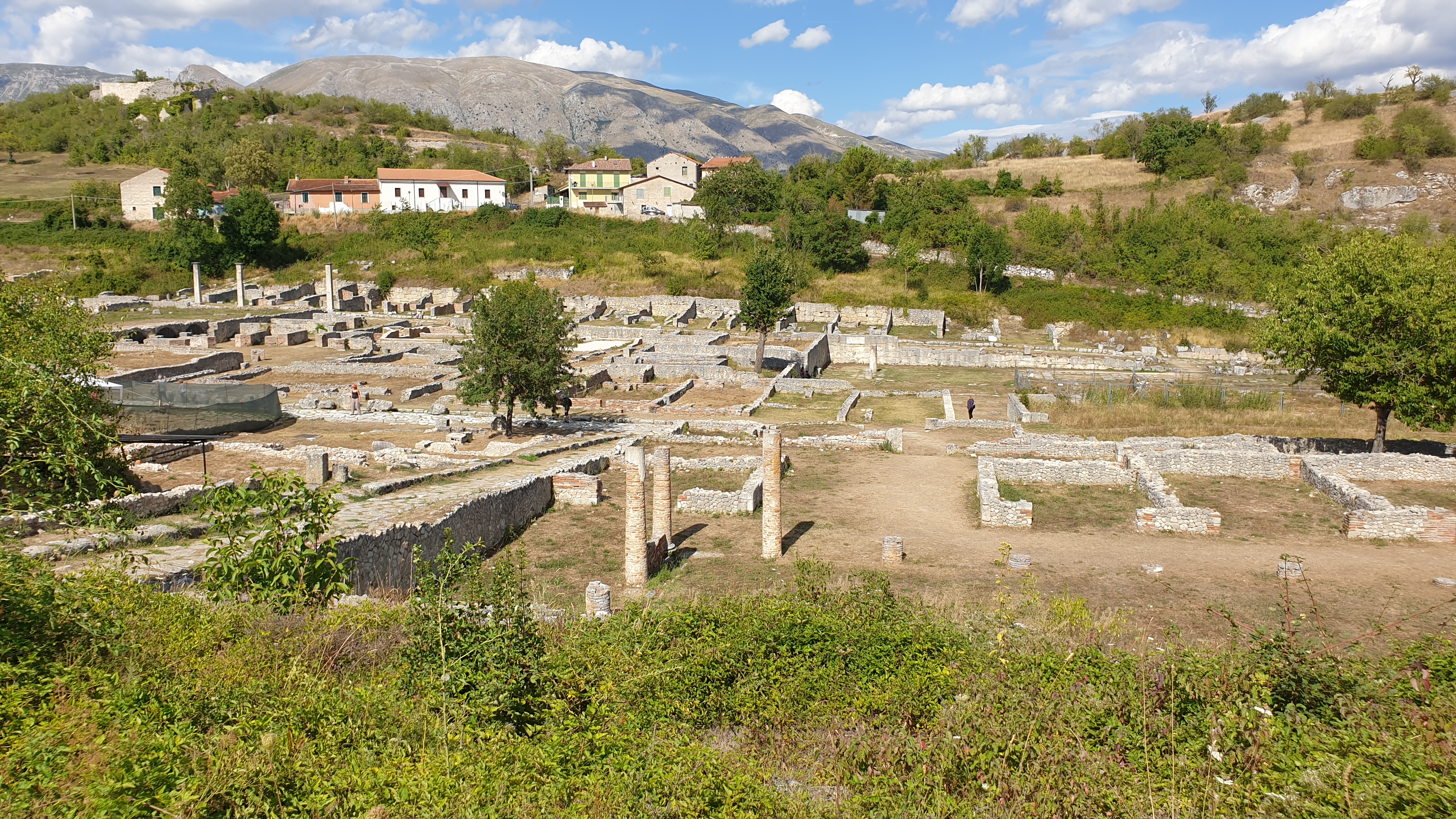 Area archeologica di Alba Fucens con resti romani