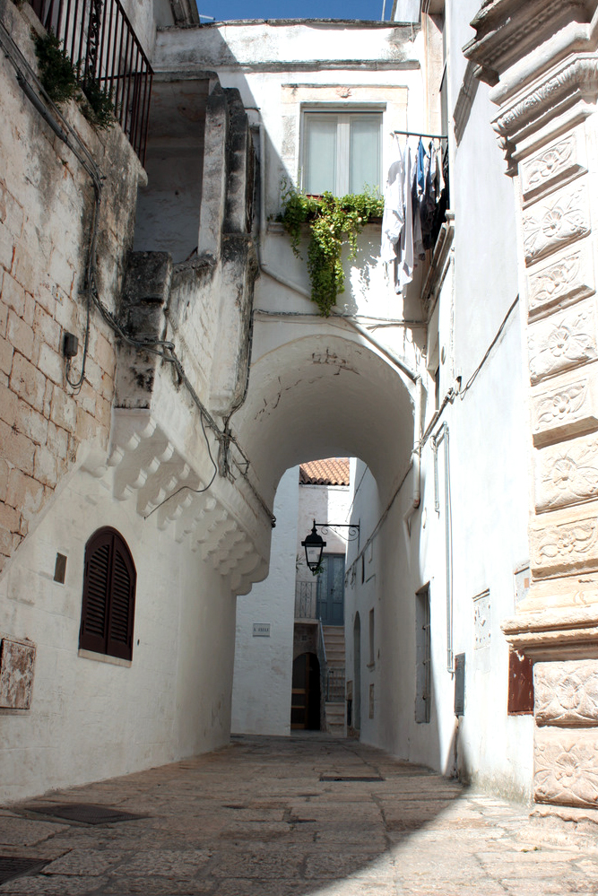 Arco nel centro storico di Cisternino