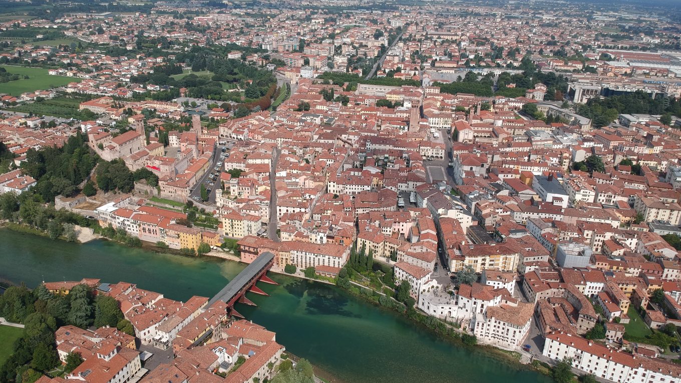 Veduta aerea di Bassano del Grappa con il Brenta e il Ponte degli Alpini