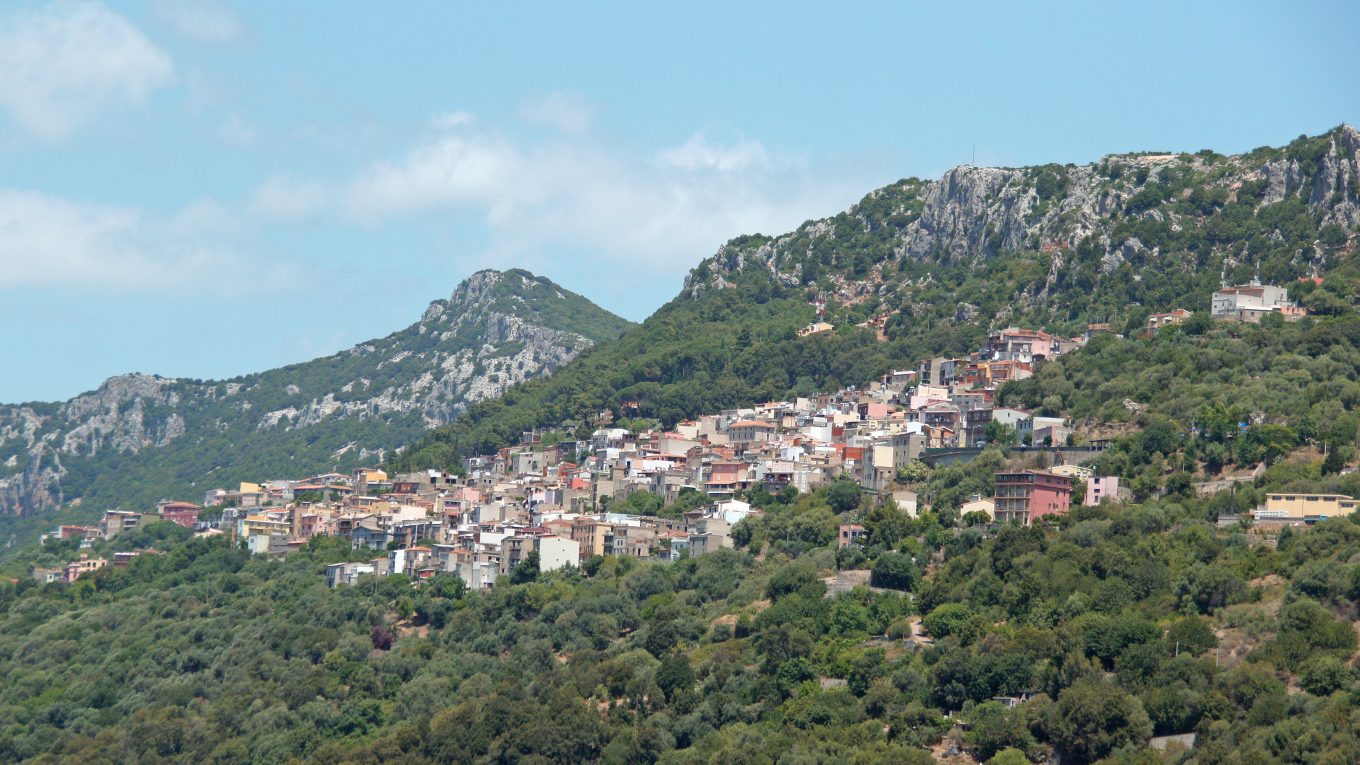 Baunei in Ogliastra vista dalla strada