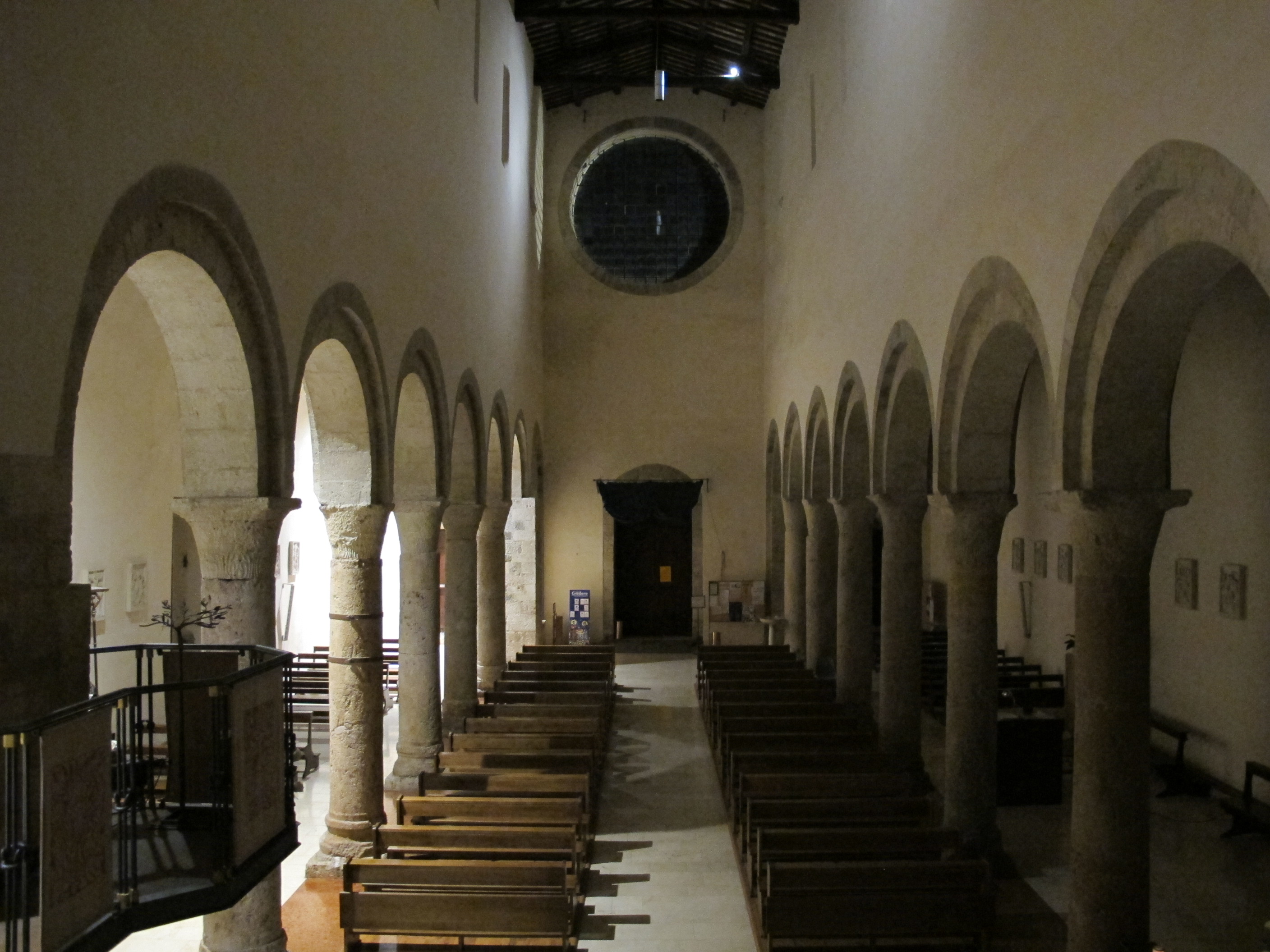 Interno della chiesa di San Michele a Bevagna