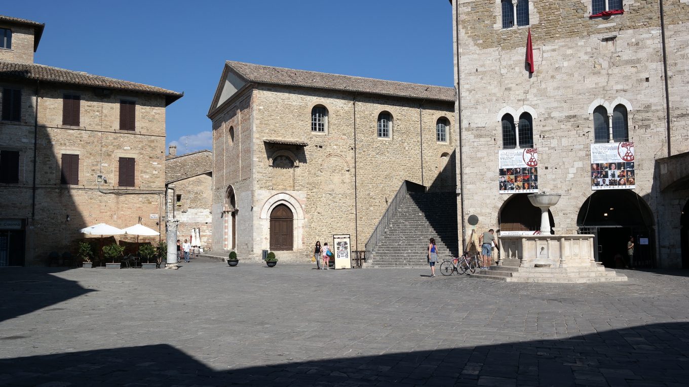 Piazza Silvestri a Bevagna con Palazzo dei Consoli