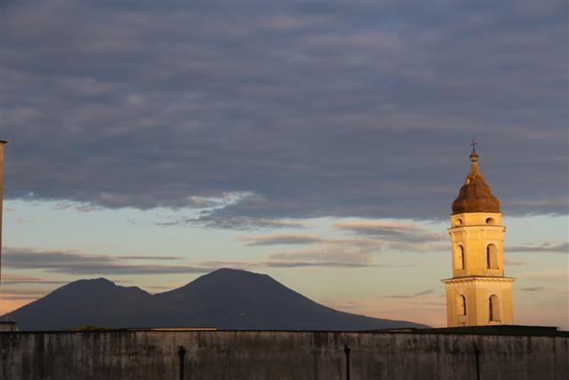 Campanile di San Giovanni a Carbonara con il Vesuvio sullo sfondo