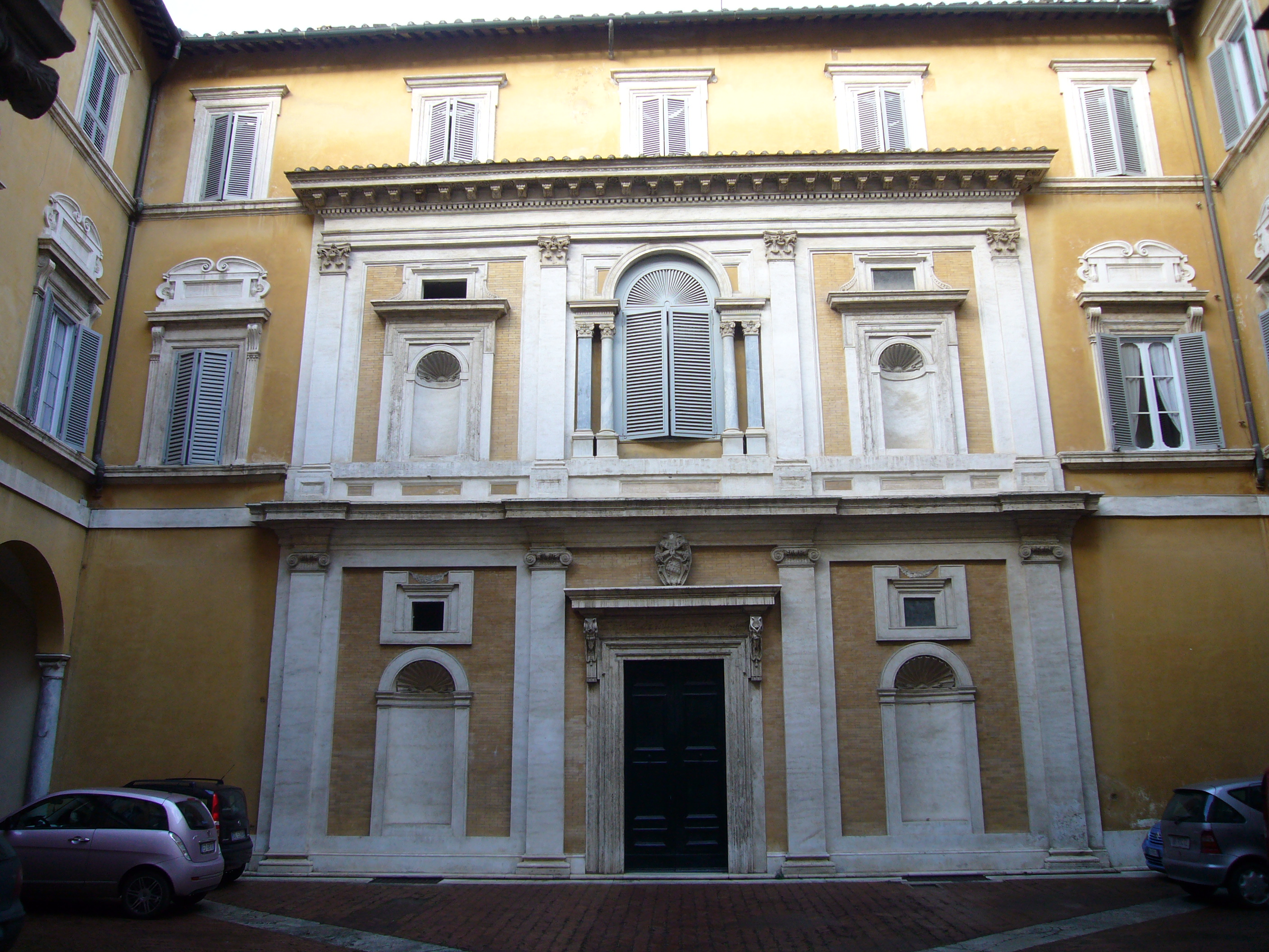 Cortile di Palazzo Firenze a Roma
