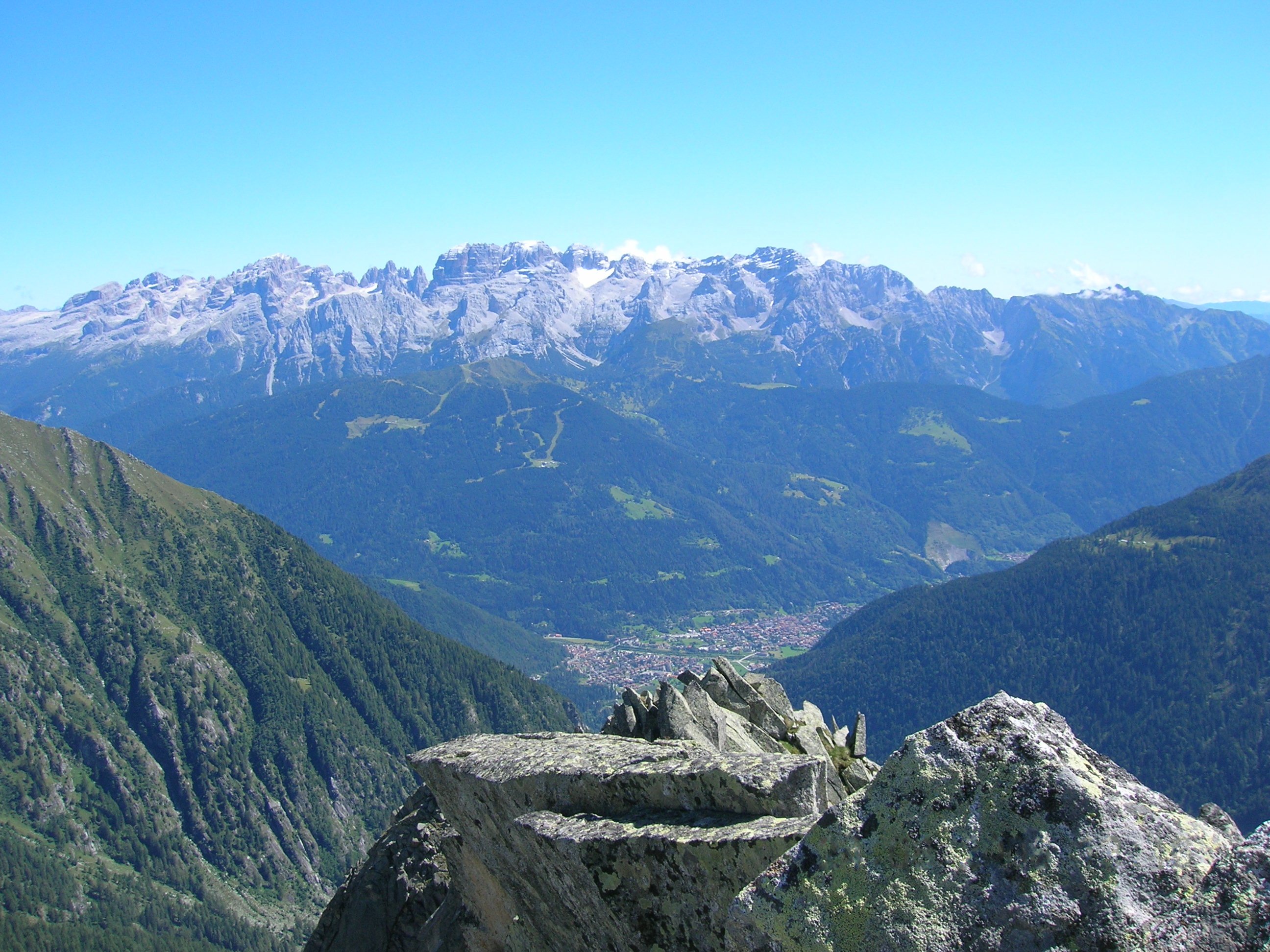 Pinzolo e Carisolo con le Dolomiti di Brenta sullo sfondo