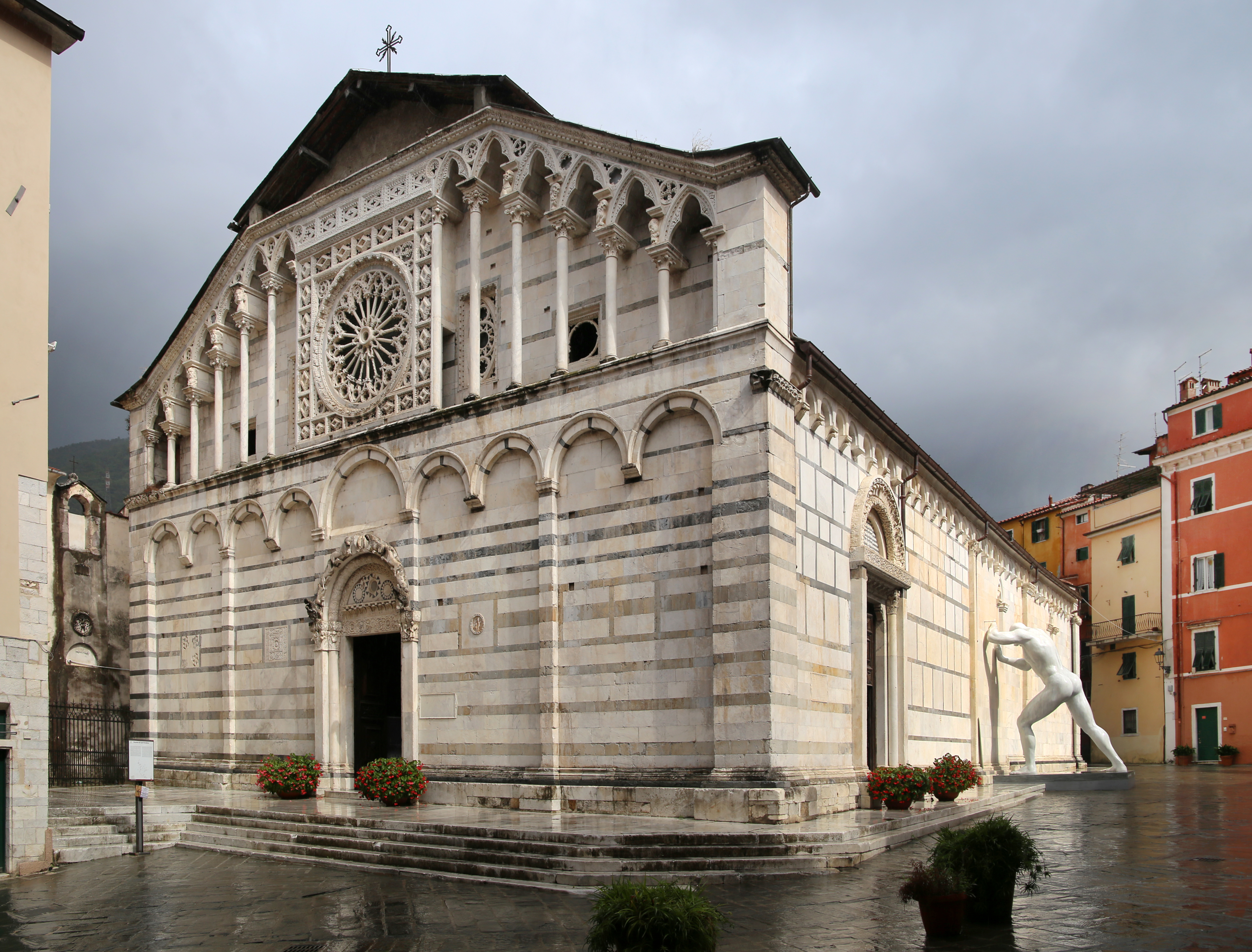 Esterno del Duomo di Carrara in marmo