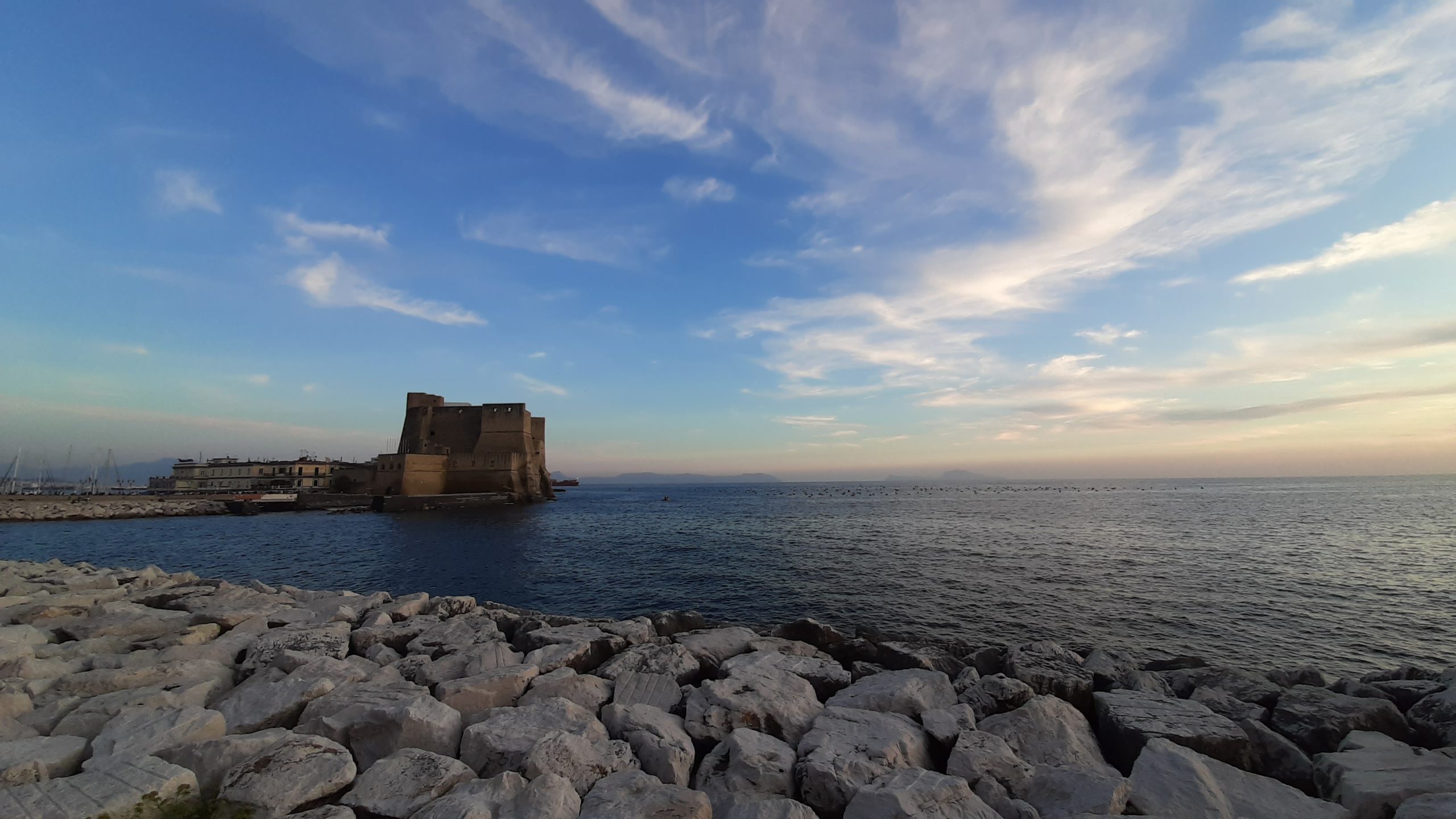 Castel dell'Ovo e lungomare di Napoli