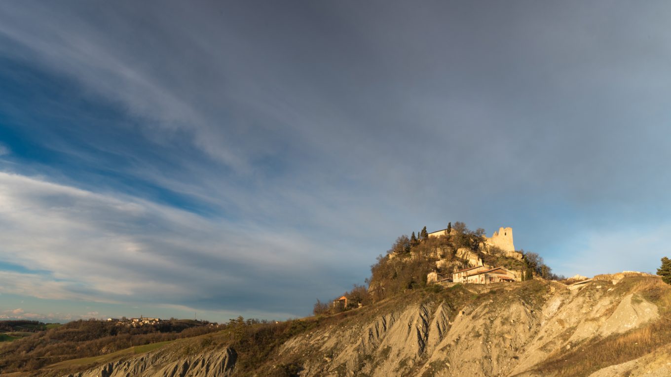 Castello di Canossa e calanchi nell’Appennino reggiano