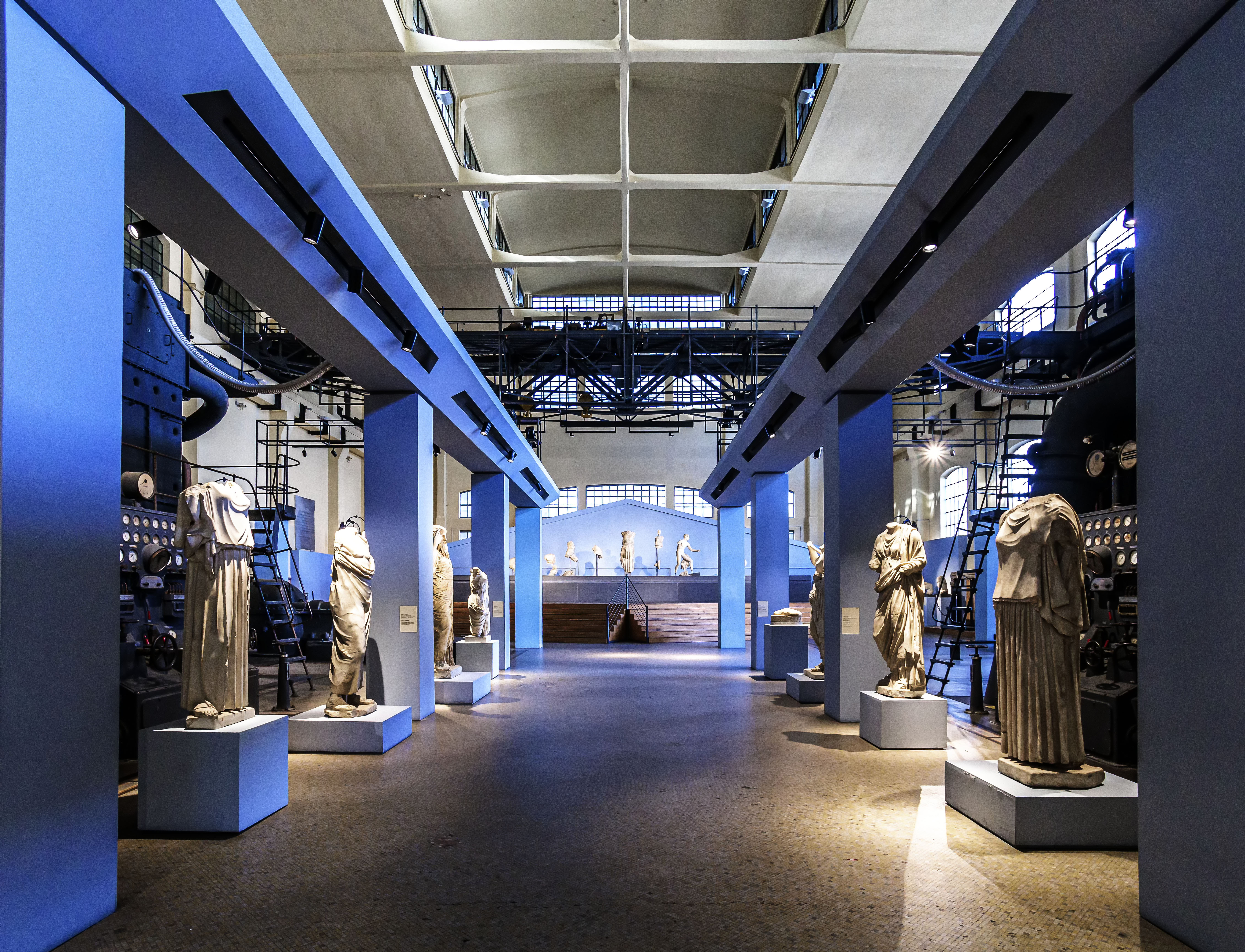 Navata della Centrale Montemartini con statue e macchinari
