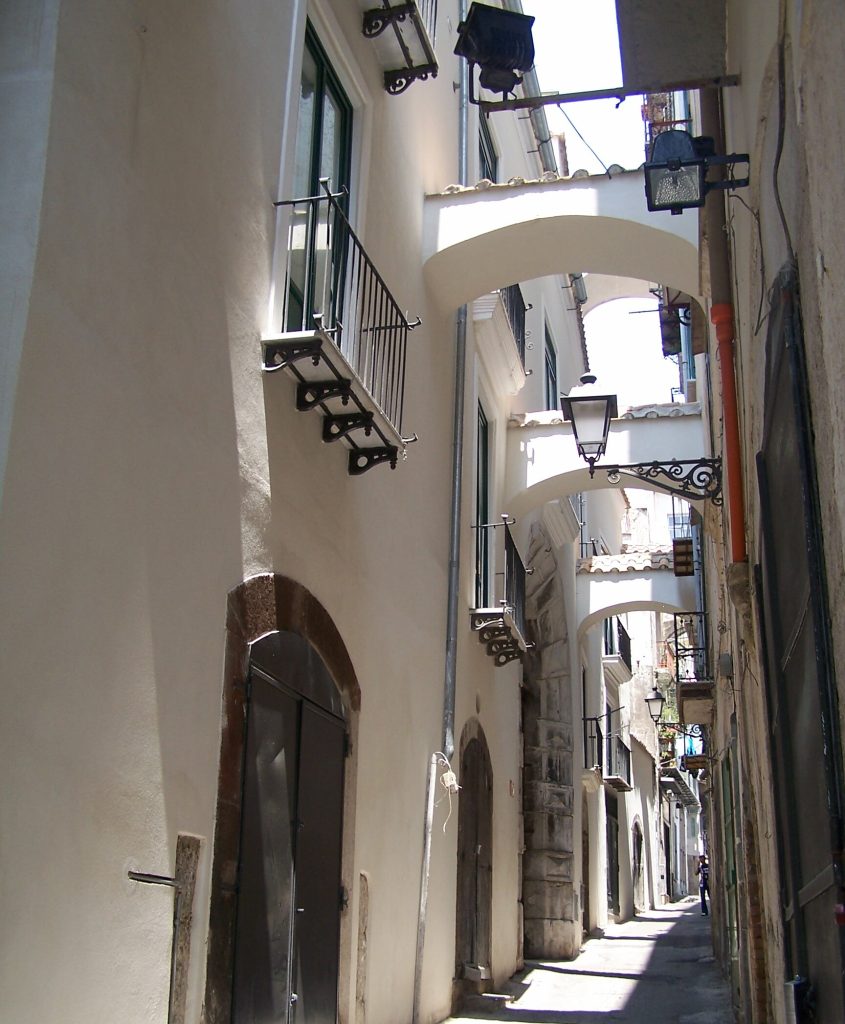 Via Botteghelle nel centro storico di Salerno