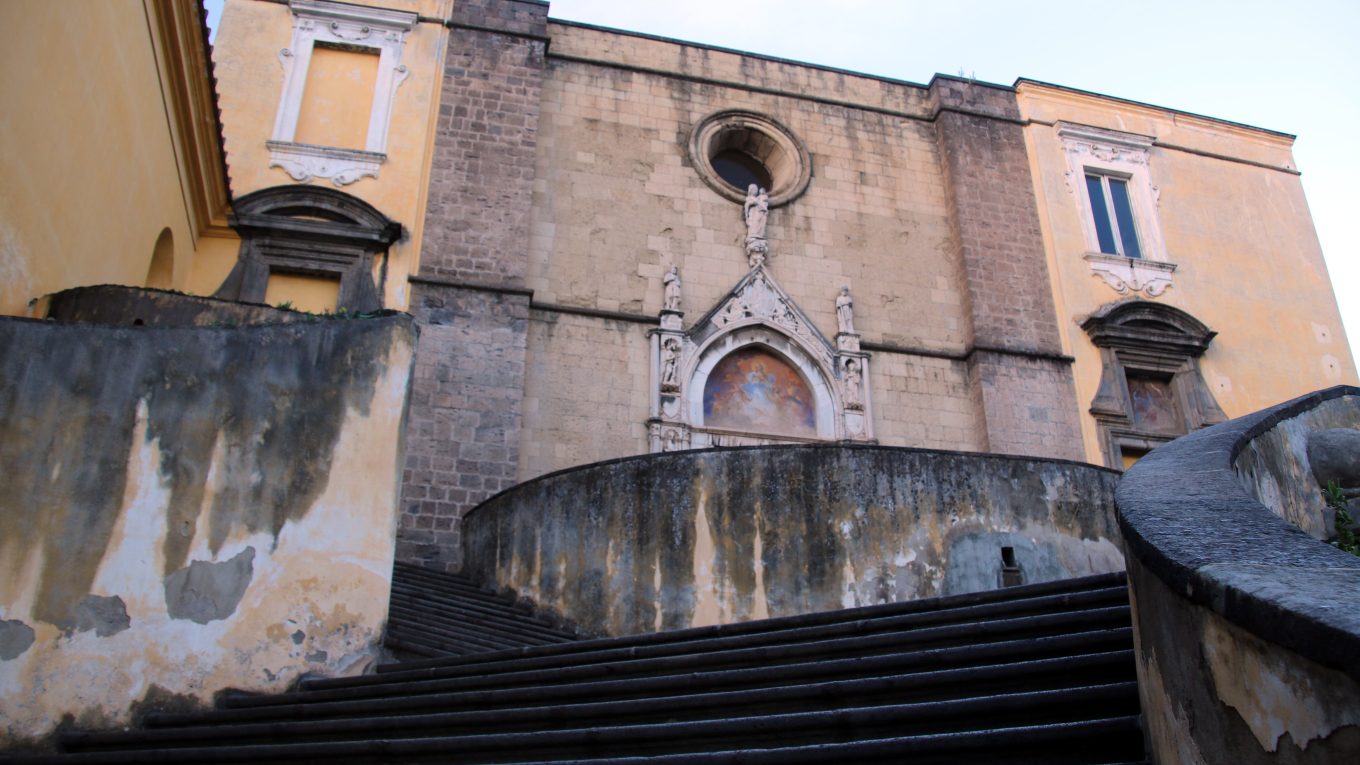 Facciata della chiesa di San Giovanni a Carbonara a Napoli