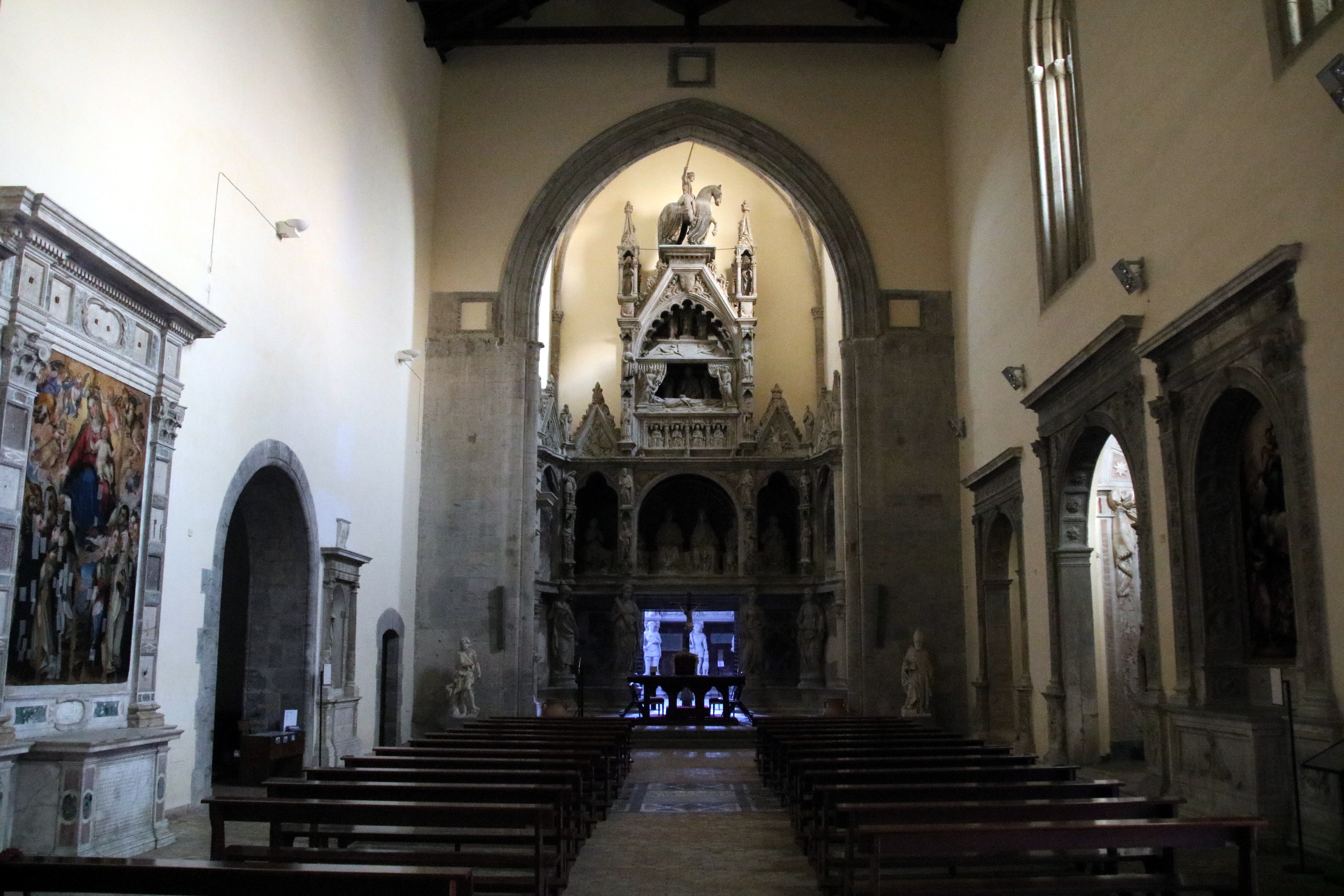 Interno della chiesa di San Giovanni a Carbonara a Napoli