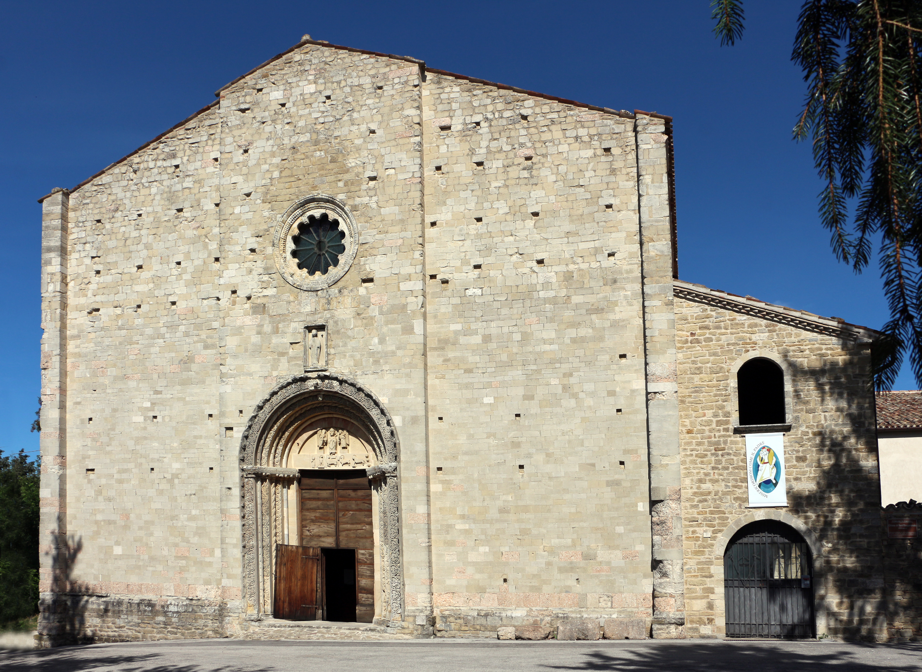 Esterno della chiesa di Sant Esuperanzio a Cingoli