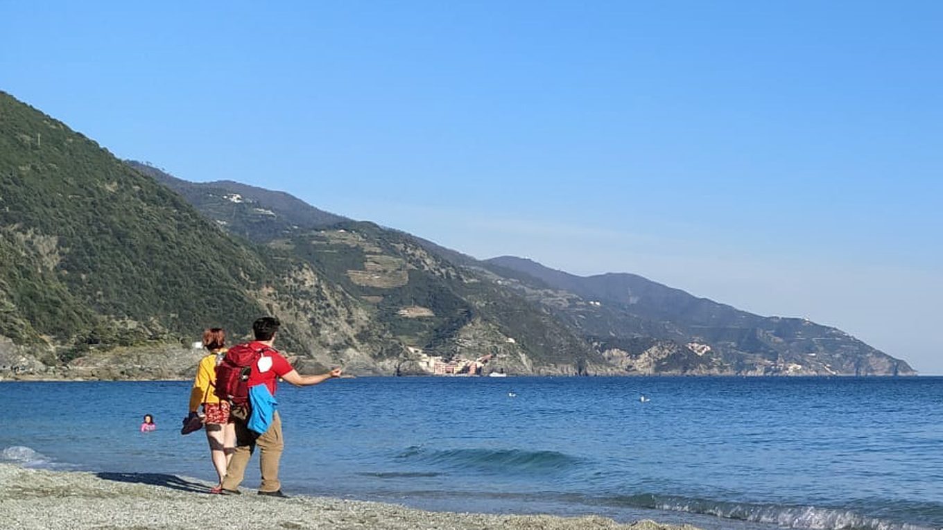Panorama delle Cinque Terre con costa e sentiero