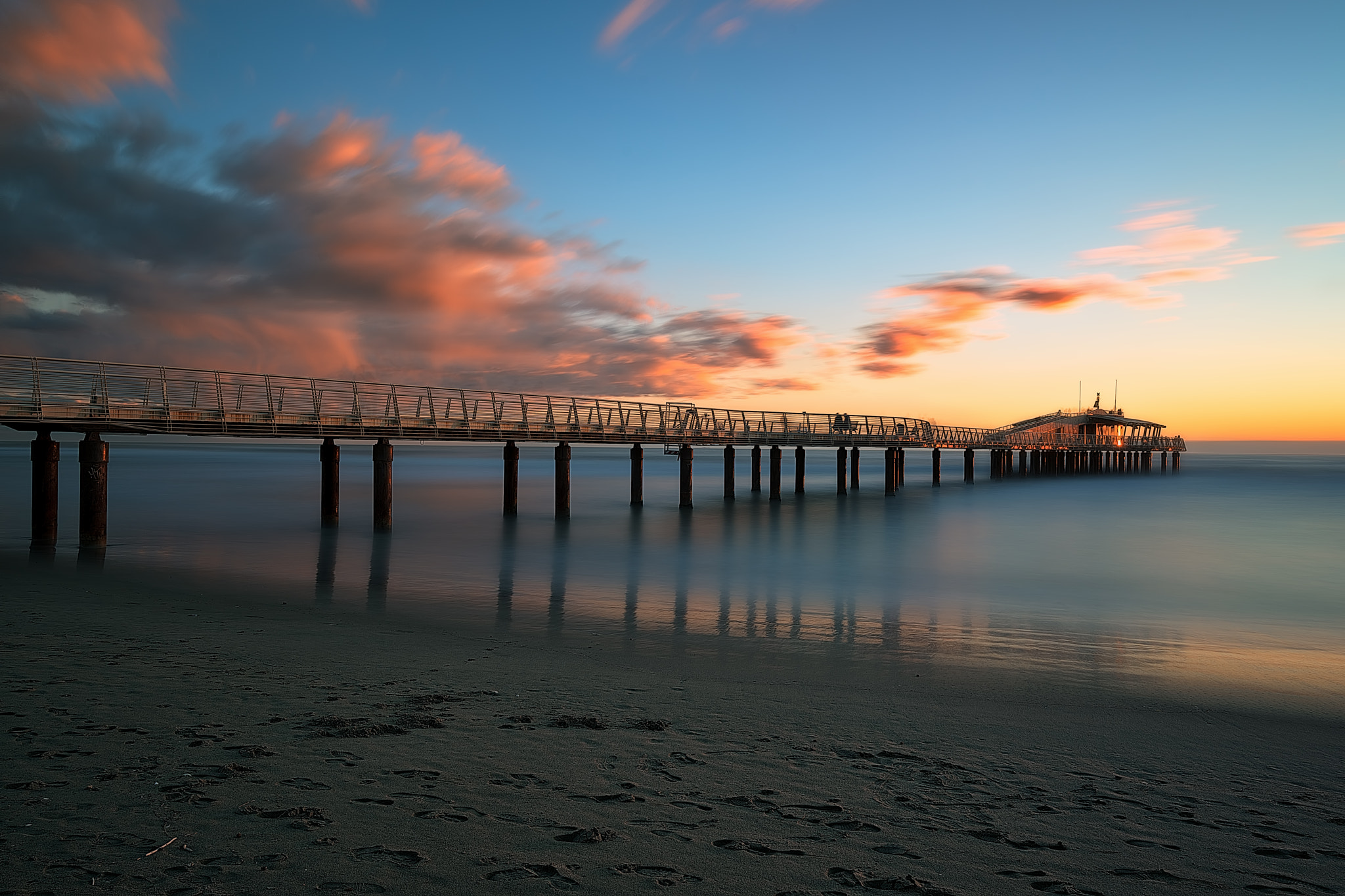 Tramonto sulla spiaggia e sul pontile di Lido di Camaiore