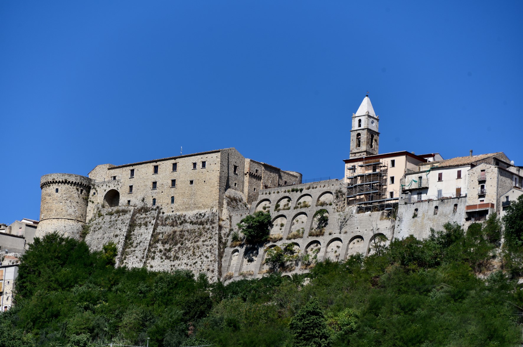 Vista dal basso di Civitacampomarano e del castello angioino