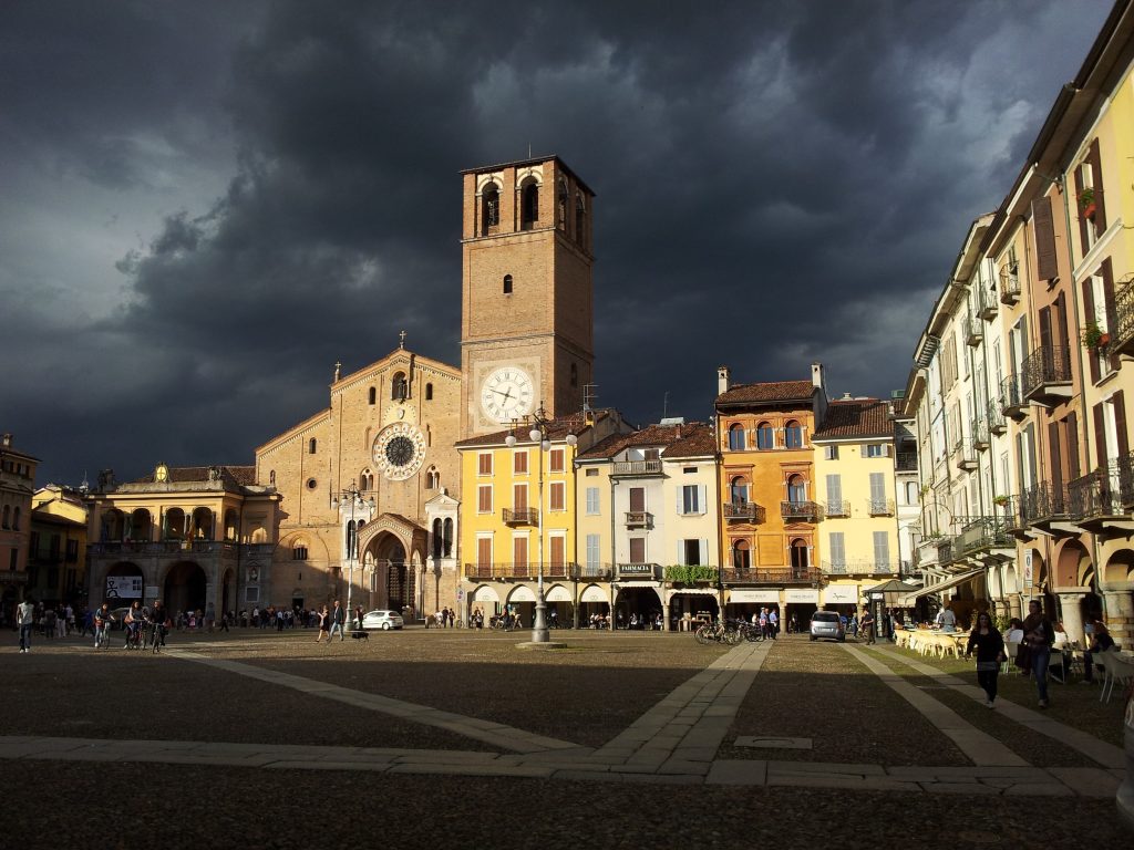 Duomo di Lodi in Piazza della Vittoria