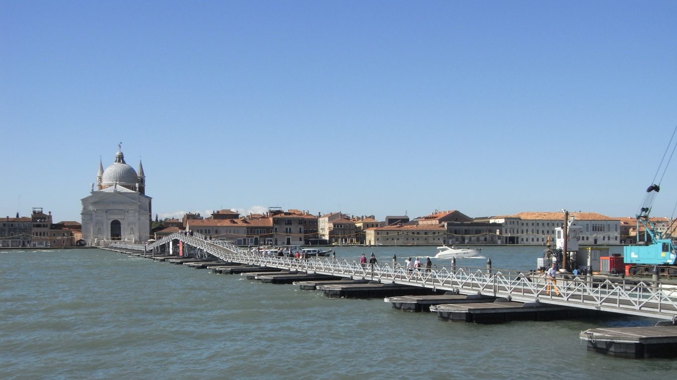 Festa del Redentore a Venezia con ponte votivo verso la Giudecca