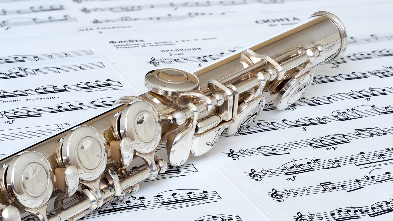 Flauto appoggiato su uno spartito musicale