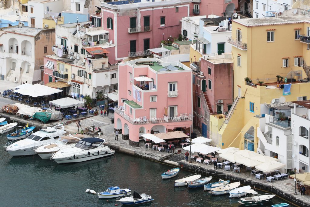 Case a Marina Corricella a Procida