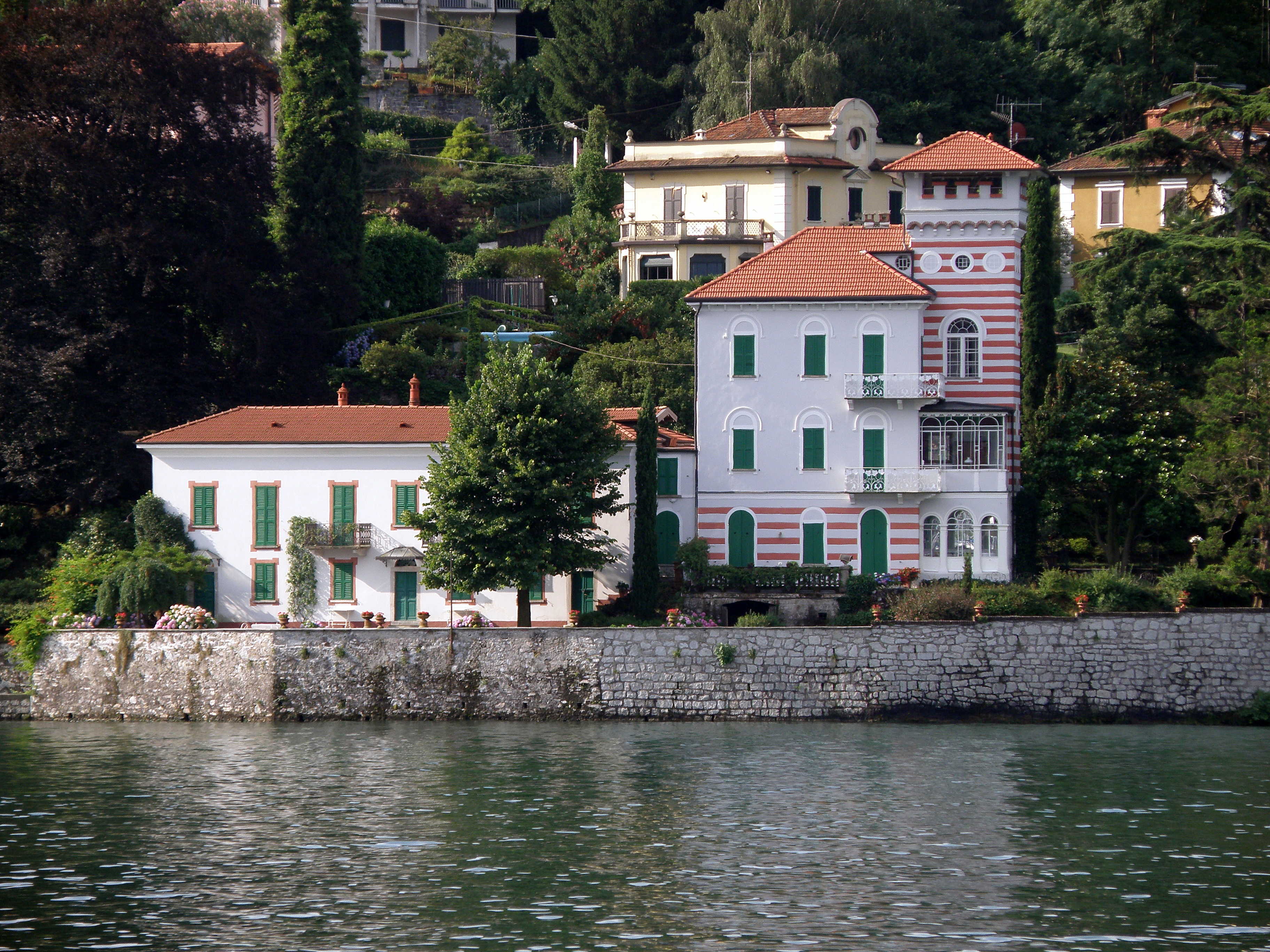 Ville sulla riva del Lago Maggiore a Laveno Mombello