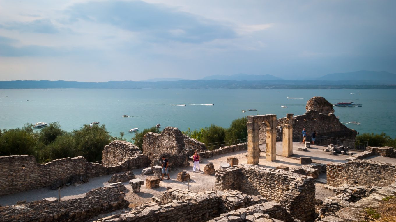 Grotte di Catullo a Sirmione viste dal Lago di Garda