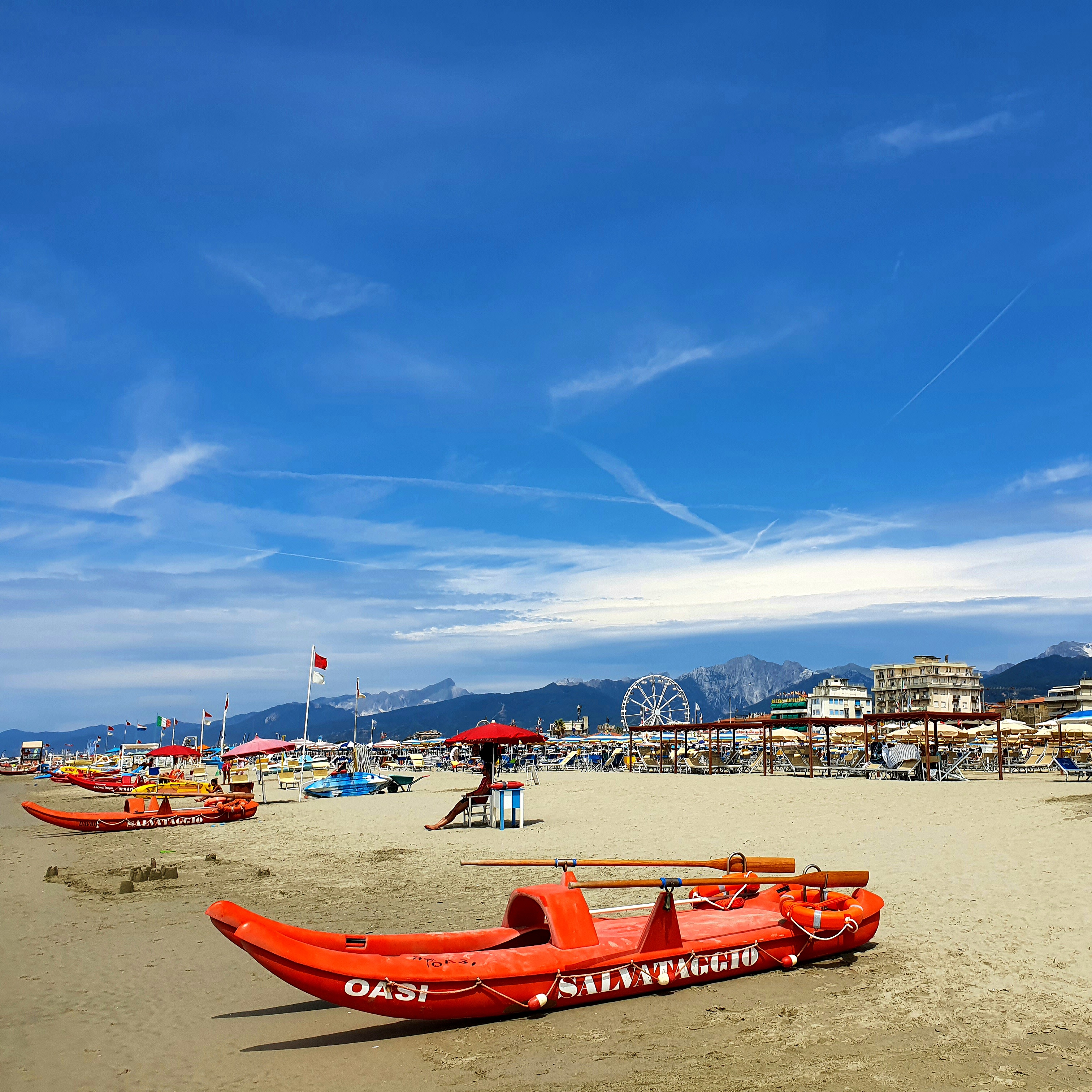 Spiaggia di Lido di Camaiore con pattini e stabilimenti balneari