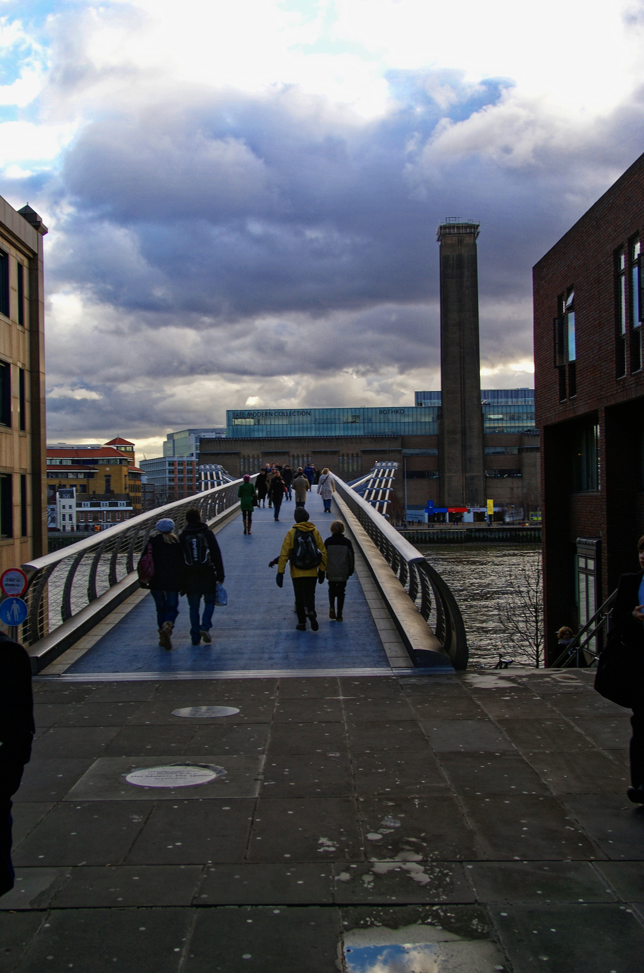 Vista verso Tate Modern dal Millennium Bridge a Londra