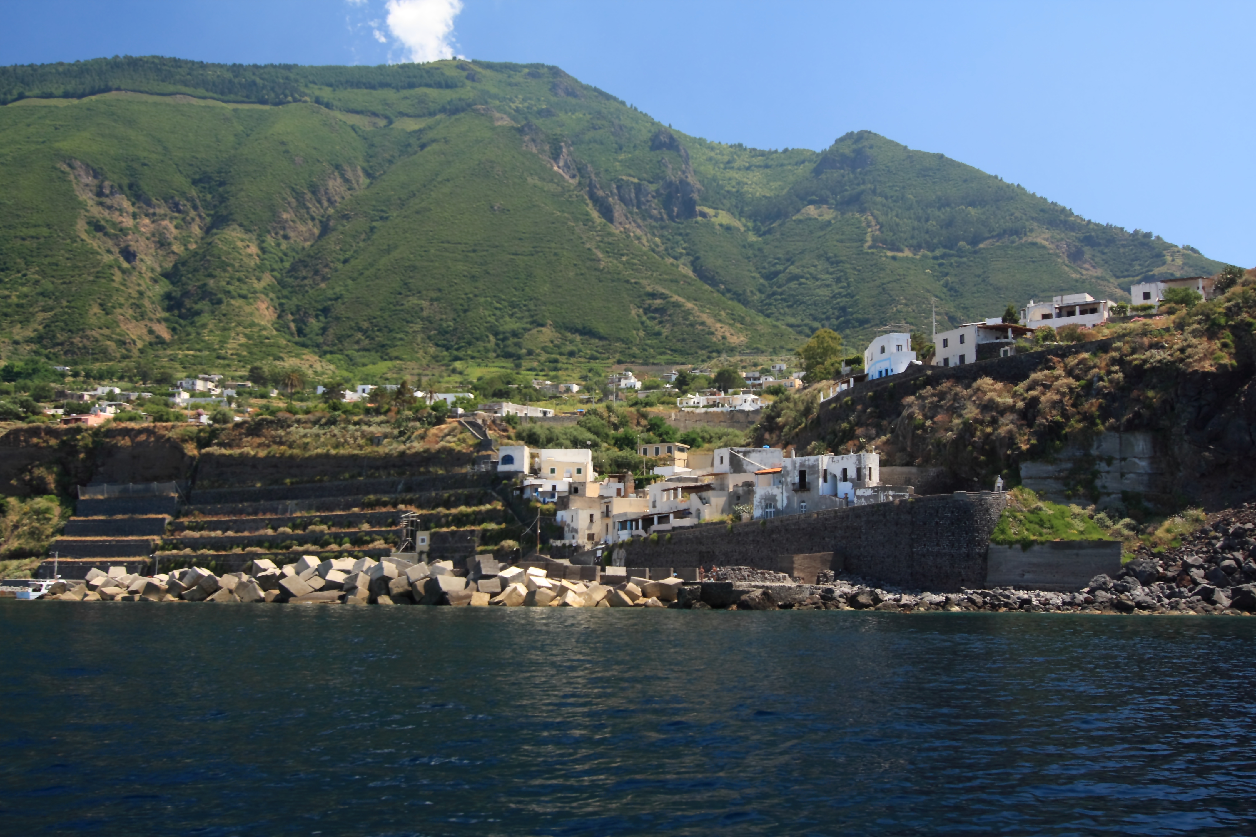 Paesaggio di Malfa sull’isola di Salina