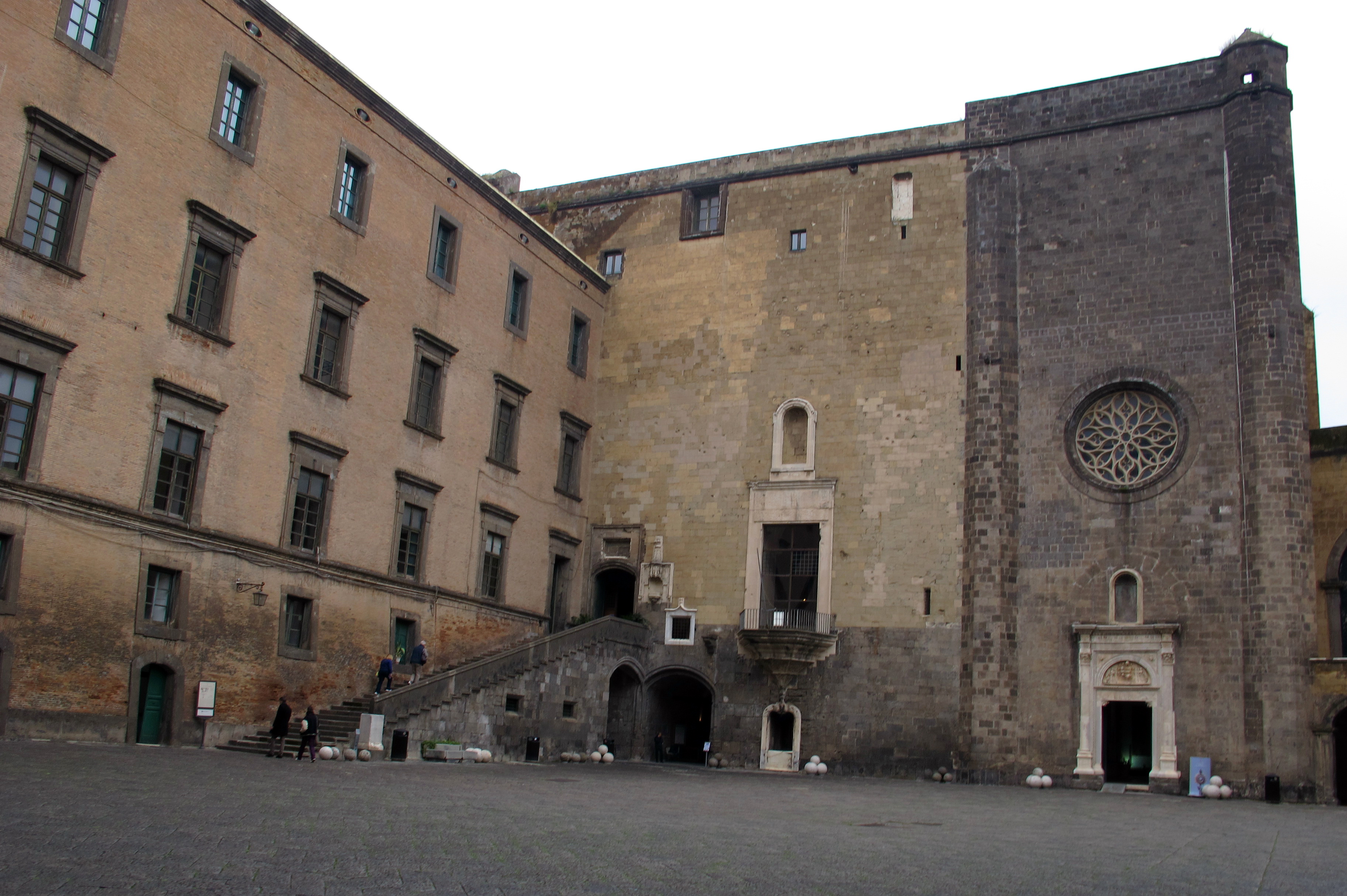 Cortile del Maschio Angioino a Napoli