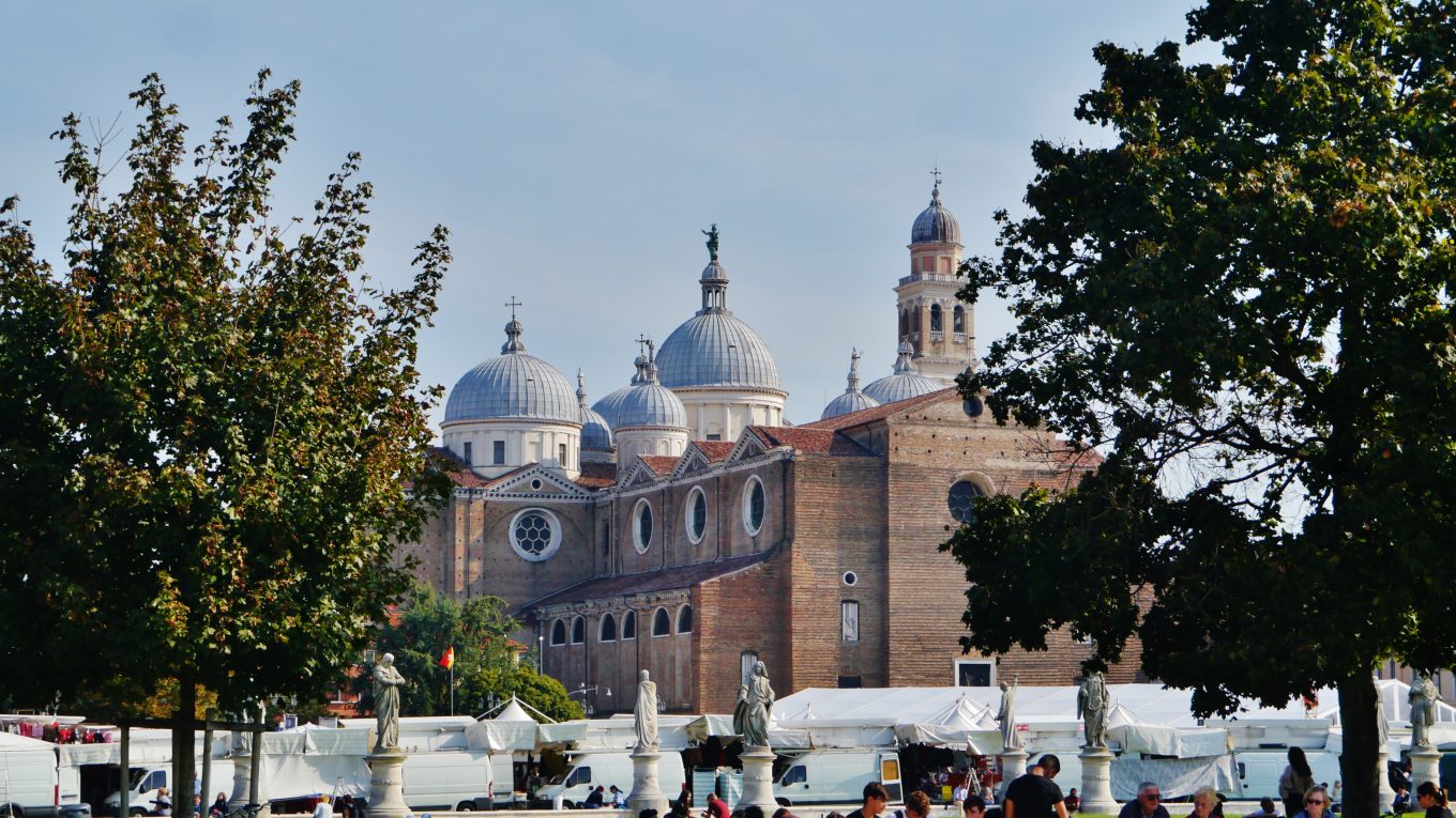 Prato della Valle a Padova con Basilica di Santa Giustina