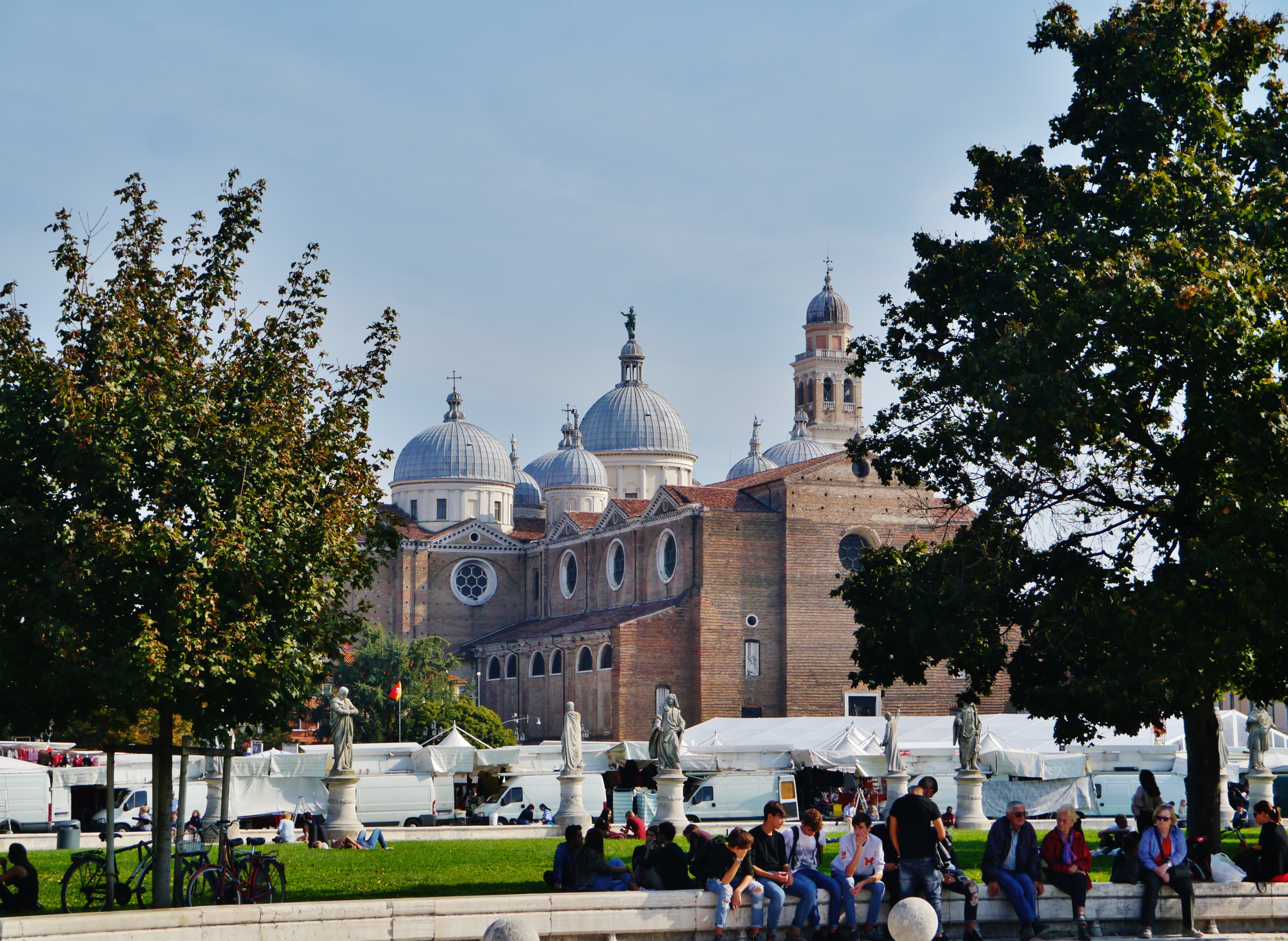 Prato della Valle a Padova con Basilica di Santa Giustina