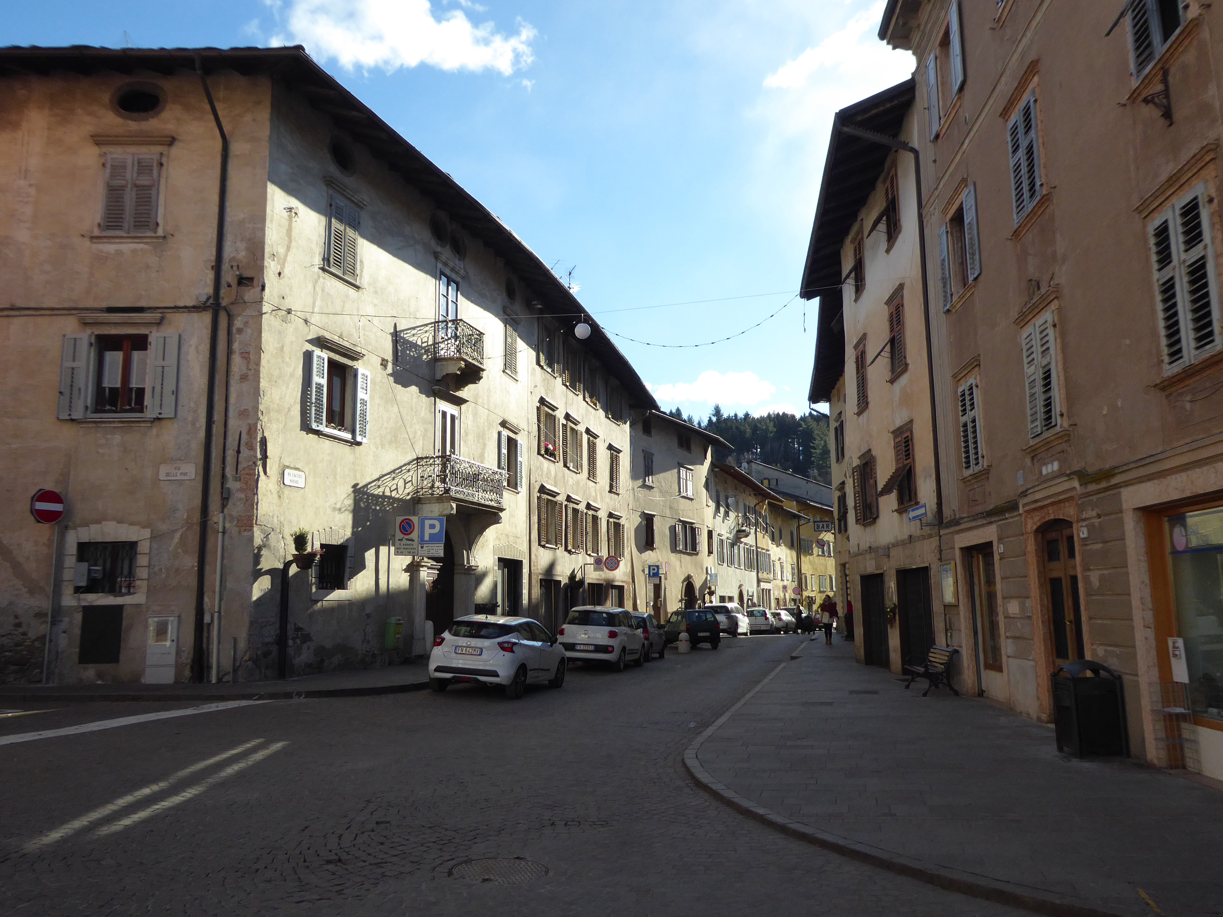 Via Cesare Battisti nel centro di Pergine Valsugana