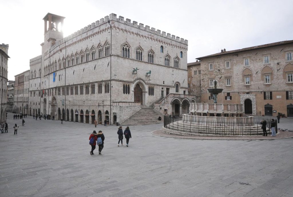 Piazza IV Novembre a Perugia durante una giornata nel centro storico