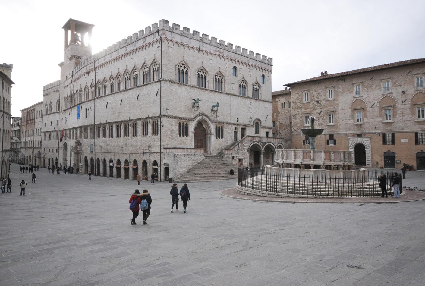 Piazza IV Novembre a Perugia durante una giornata nel centro storico