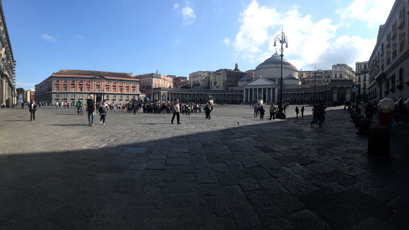Piazza del Plebiscito a Napoli