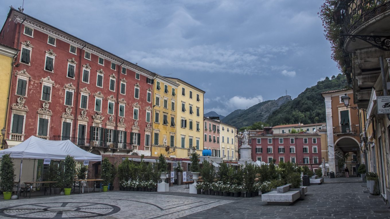 Piazza Alberica nel centro storico di Carrara