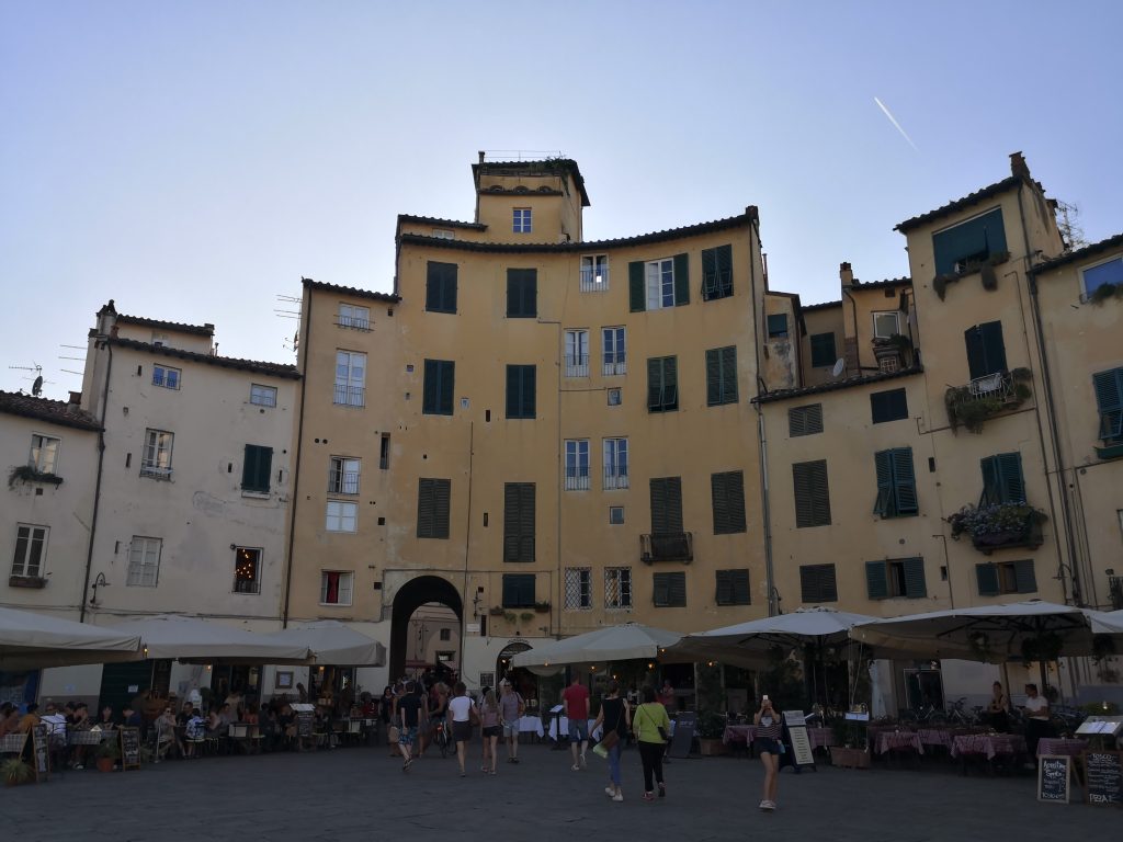 Piazza Anfiteatro nel centro storico di Lucca