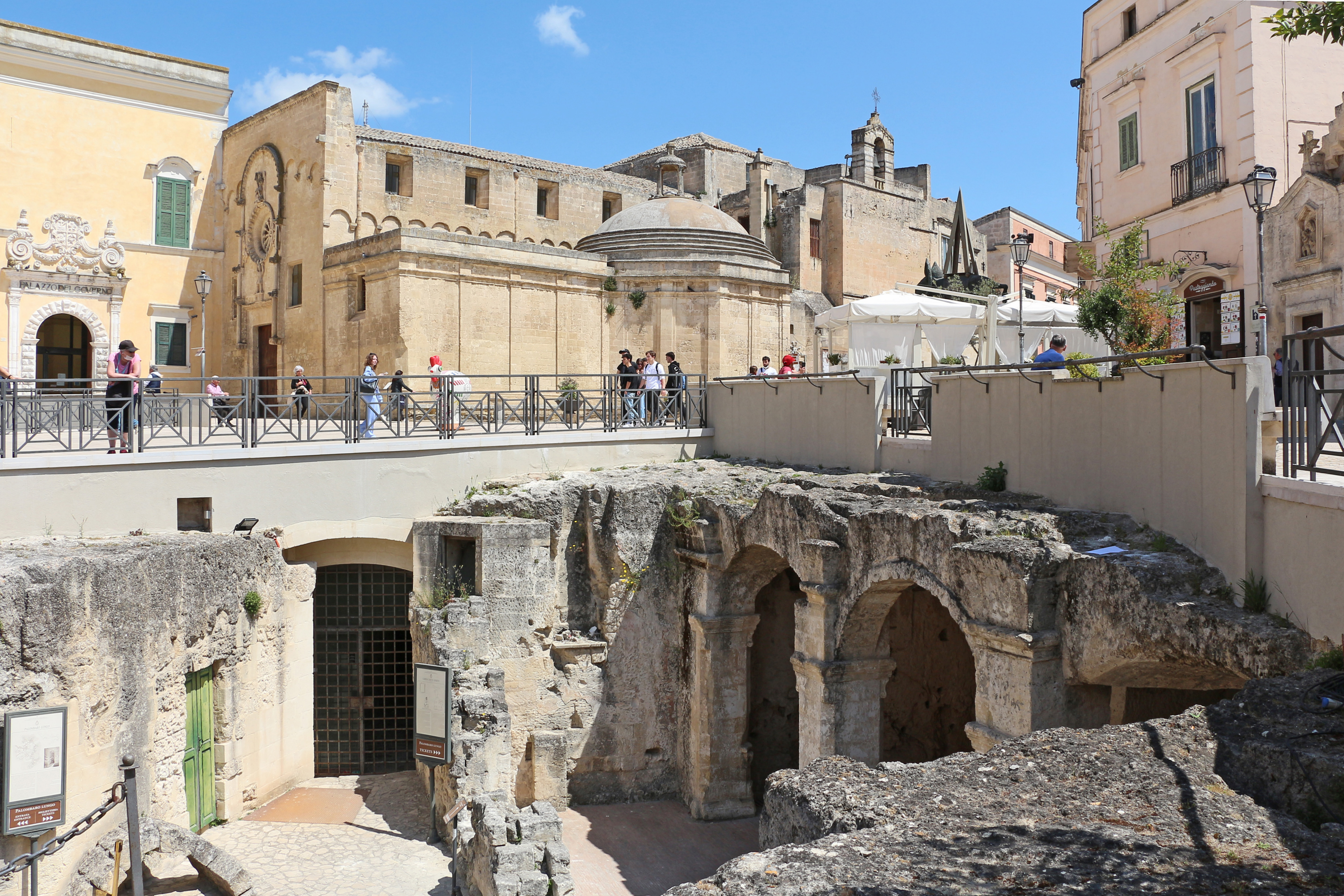 Piazza Vittorio Veneto a Matera con il Palombaro Lungo