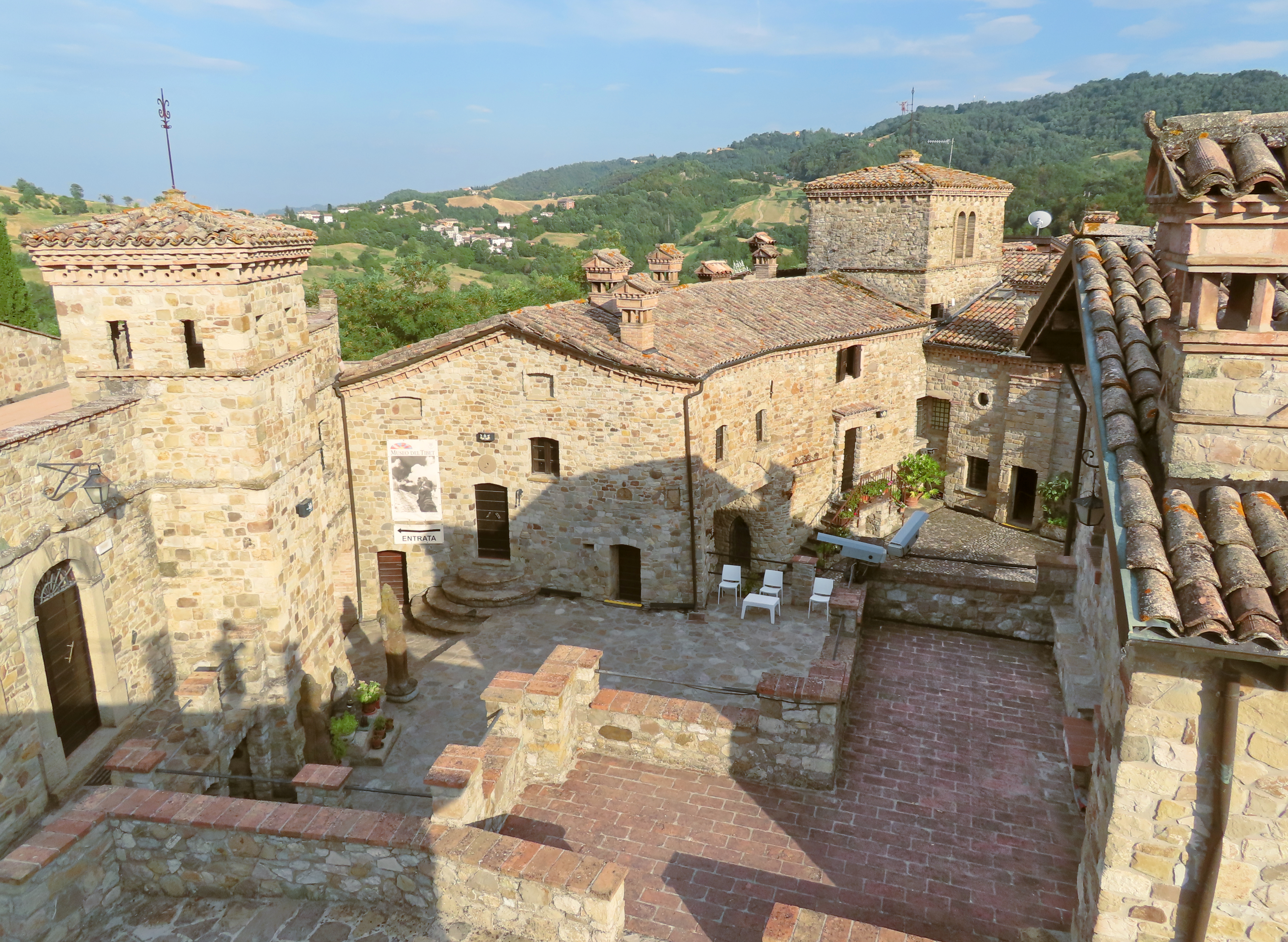 Piazza centrale del borgo medievale di Votigno a Canossa